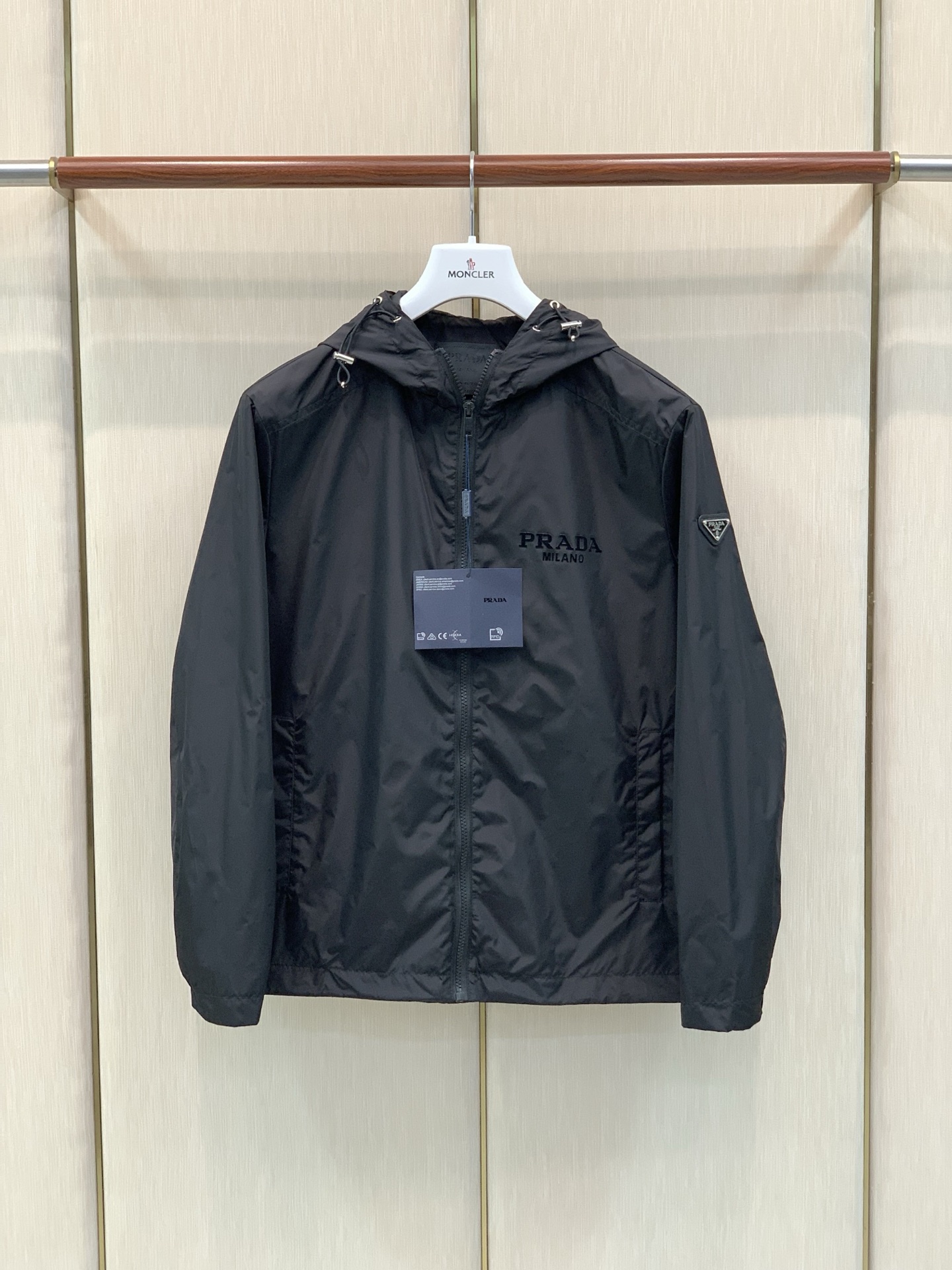 ，PRADA 普拉达，2026秋季最新品，专柜同步有售，时尚休闲连帽夹克外套，进口原版面料，做工极为复杂，唯一可以做代购