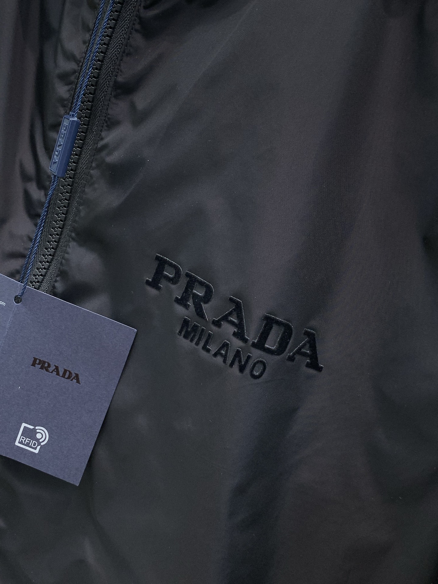 ,PRADA 普拉达,2026秋季最新品,专柜同步有售,时尚休闲连帽夹克外套,进口原版面料,做工极为复杂,唯一可以做代购 ,PRADA 普拉达,2026秋季最新品,专柜同步有售,时尚休闲连帽夹克外套,进口原版面料,做工极为复杂,唯一可以做代购