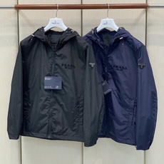,PRADA 普拉达,2026秋季最新品,专柜同步有售,时尚休闲连帽夹克外套,进口原版面料,做工极为复杂,唯一可以做代购 ,PRADA 普拉达,2026秋季最新品,专柜同步有售,时尚休闲连帽夹克外套,进口原版面料,做工极为复杂,唯一可以做代购