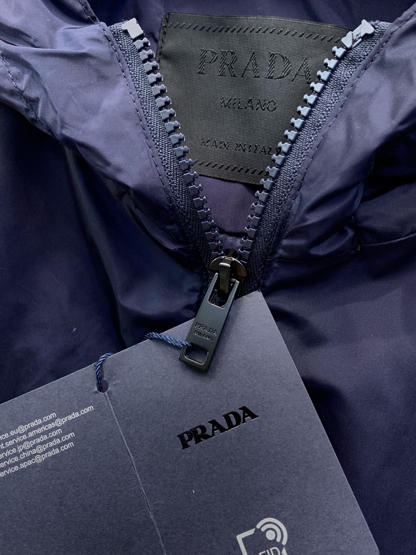 ，PRADA 普拉达，2026秋季最新品，专柜同步有售，时尚休闲连帽夹克外套，进口原版面料，做工极为复杂，唯一可以做代购