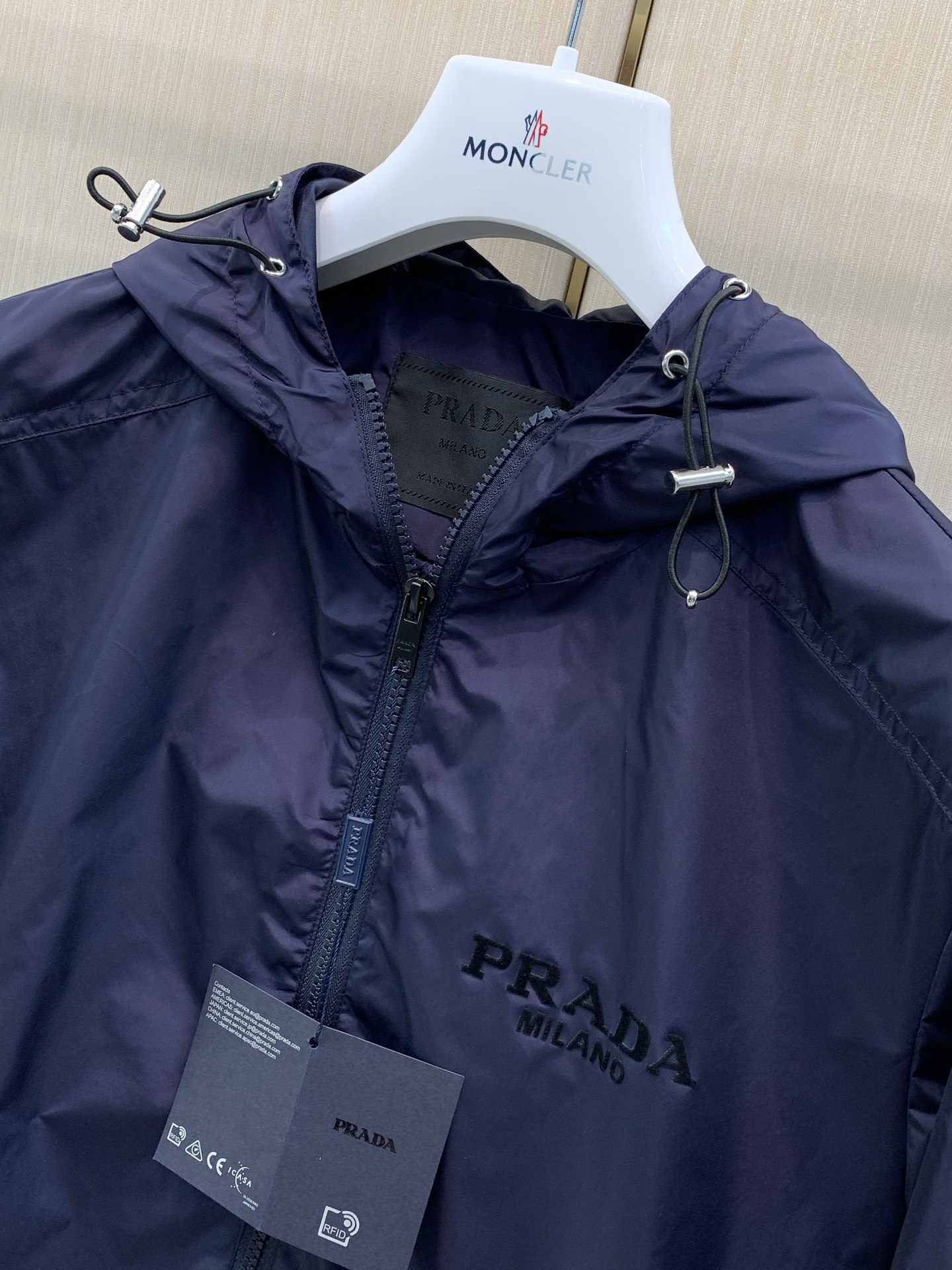 ，PRADA 普拉达，2026秋季最新品，专柜同步有售，时尚休闲连帽夹克外套，进口原版面料，做工极为复杂，唯一可以做代购