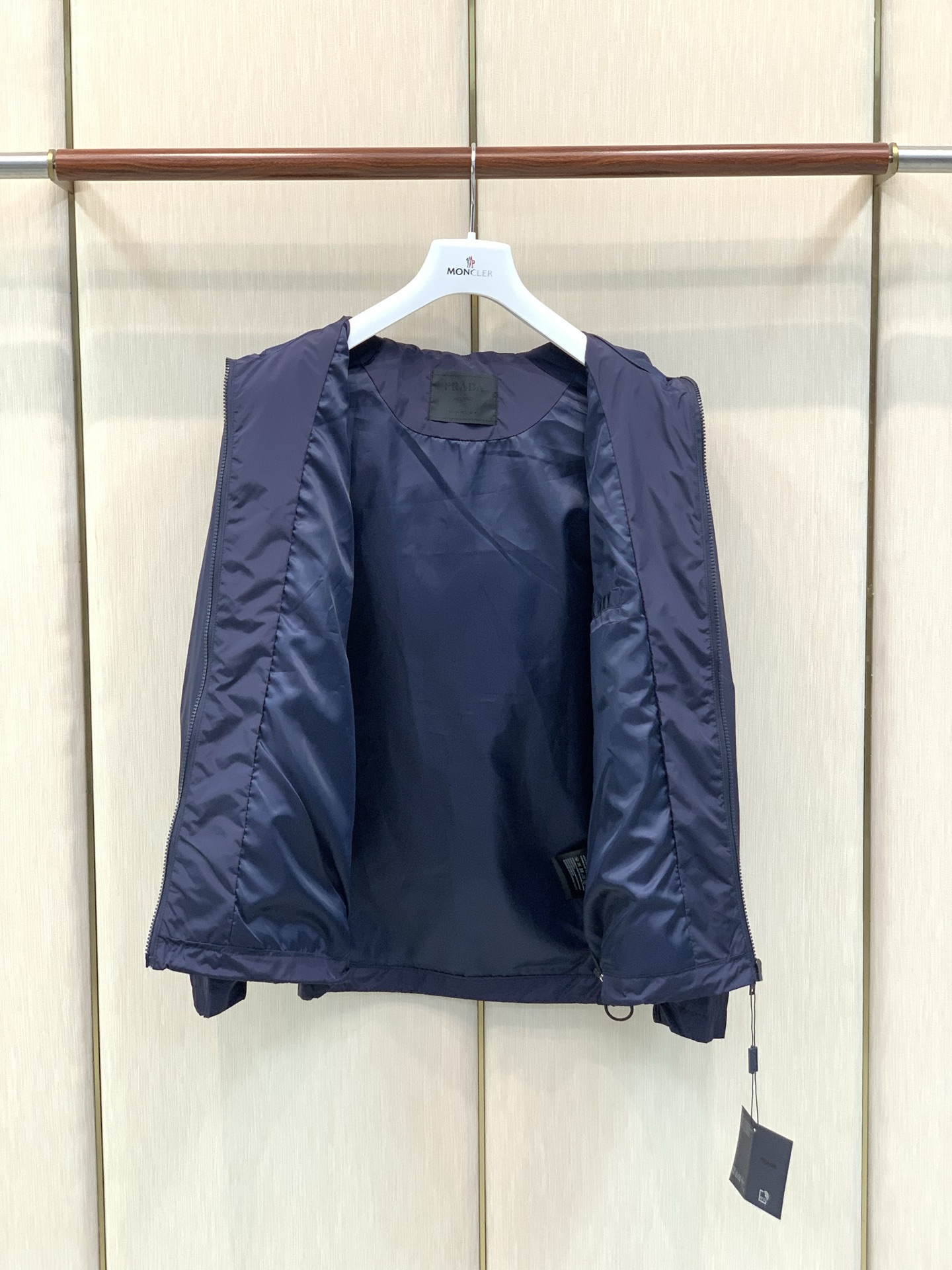 ，PRADA 普拉达，2026秋季最新品，专柜同步有售，时尚休闲连帽夹克外套，进口原版面料，做工极为复杂，唯一可以做代购