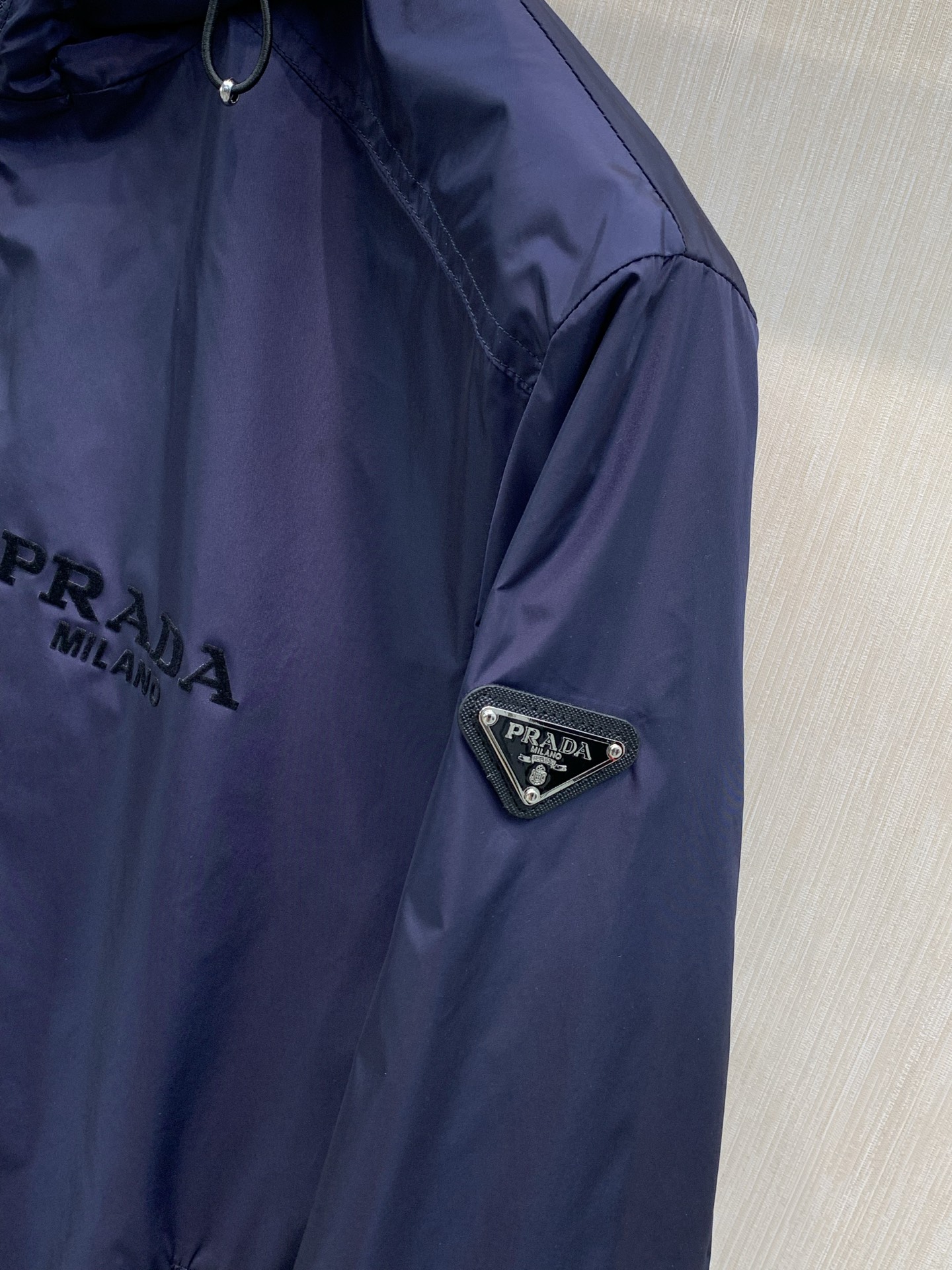 ，PRADA 普拉达，2026秋季最新品，专柜同步有售，时尚休闲连帽夹克外套，进口原版面料，做工极为复杂，唯一可以做代购