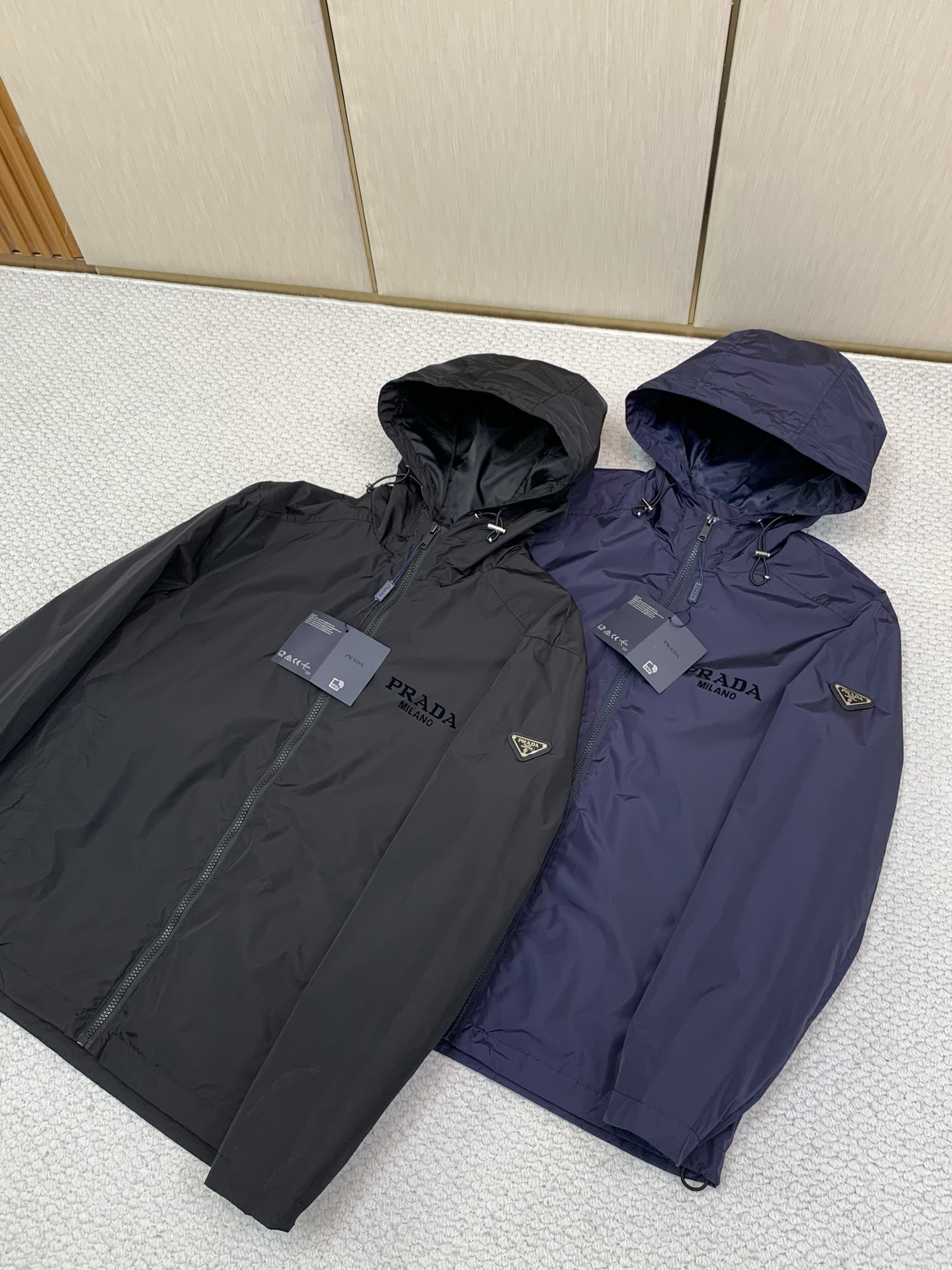，PRADA 普拉达，2026秋季最新品，专柜同步有售，时尚休闲连帽夹克外套，进口原版面料，做工极为复杂，唯一可以做代购