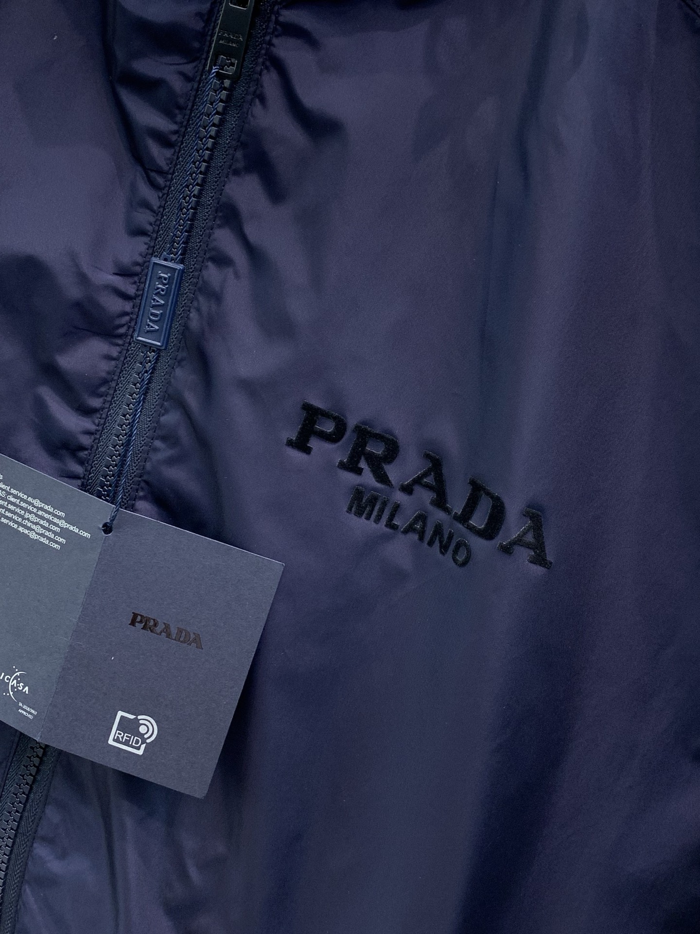 ，PRADA 普拉达，2026秋季最新品，专柜同步有售，时尚休闲连帽夹克外套，进口原版面料，做工极为复杂，唯一可以做代购