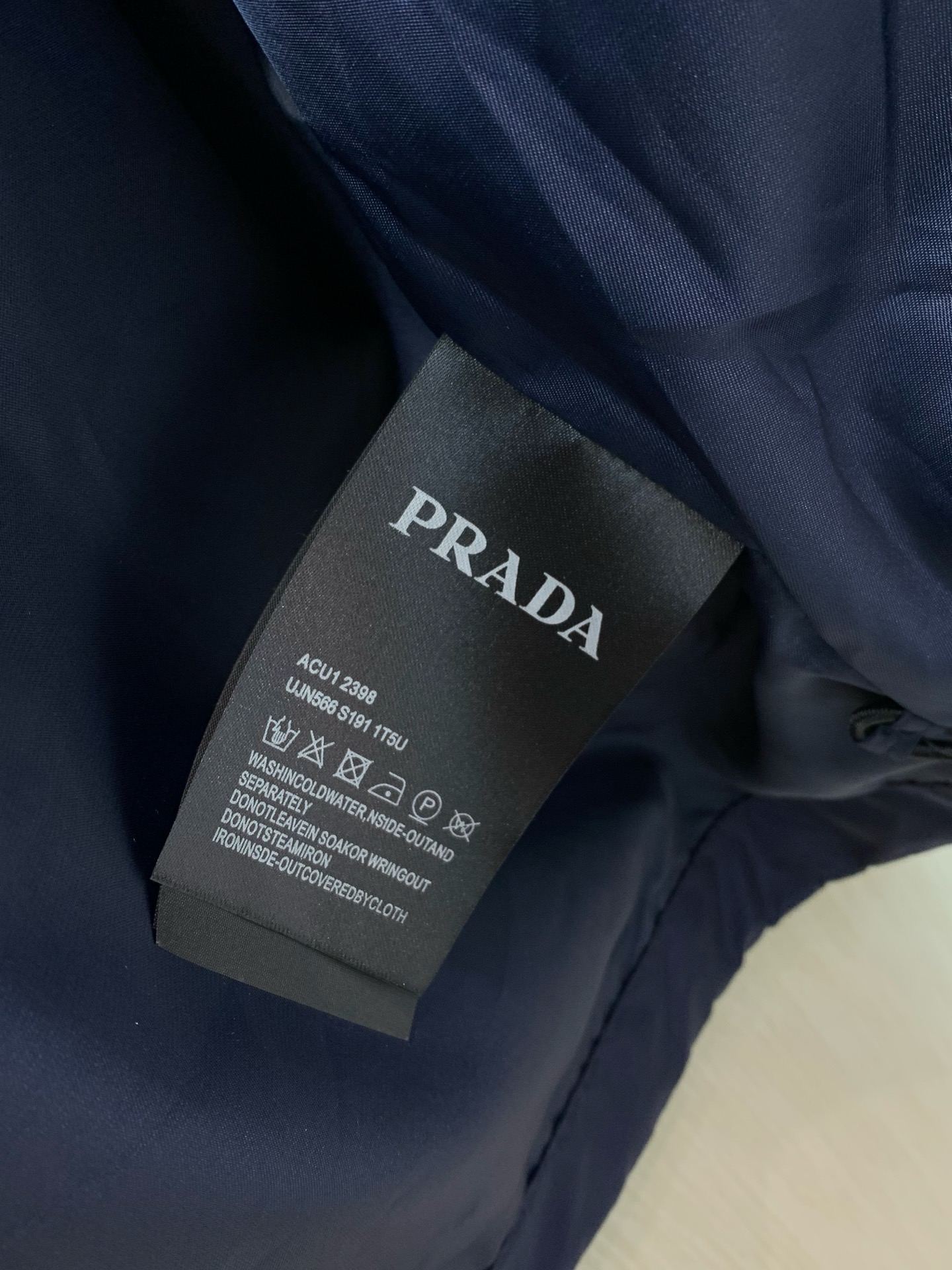，PRADA 普拉达，2026秋季最新品，专柜同步有售，时尚休闲连帽夹克外套，进口原版面料，做工极为复杂，唯一可以做代购
