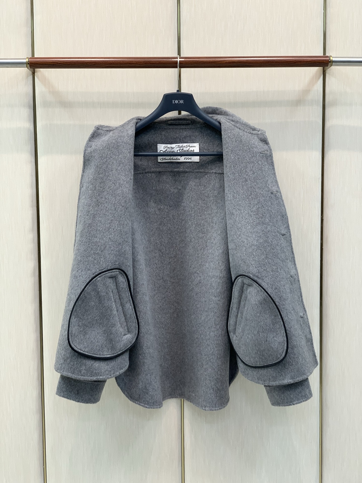，Acne Studios 瑞典时尚品牌，2026冬季最新款，时尚休闲羊毛翻领外套，官网专柜同步有售，原单狠货，进口原版