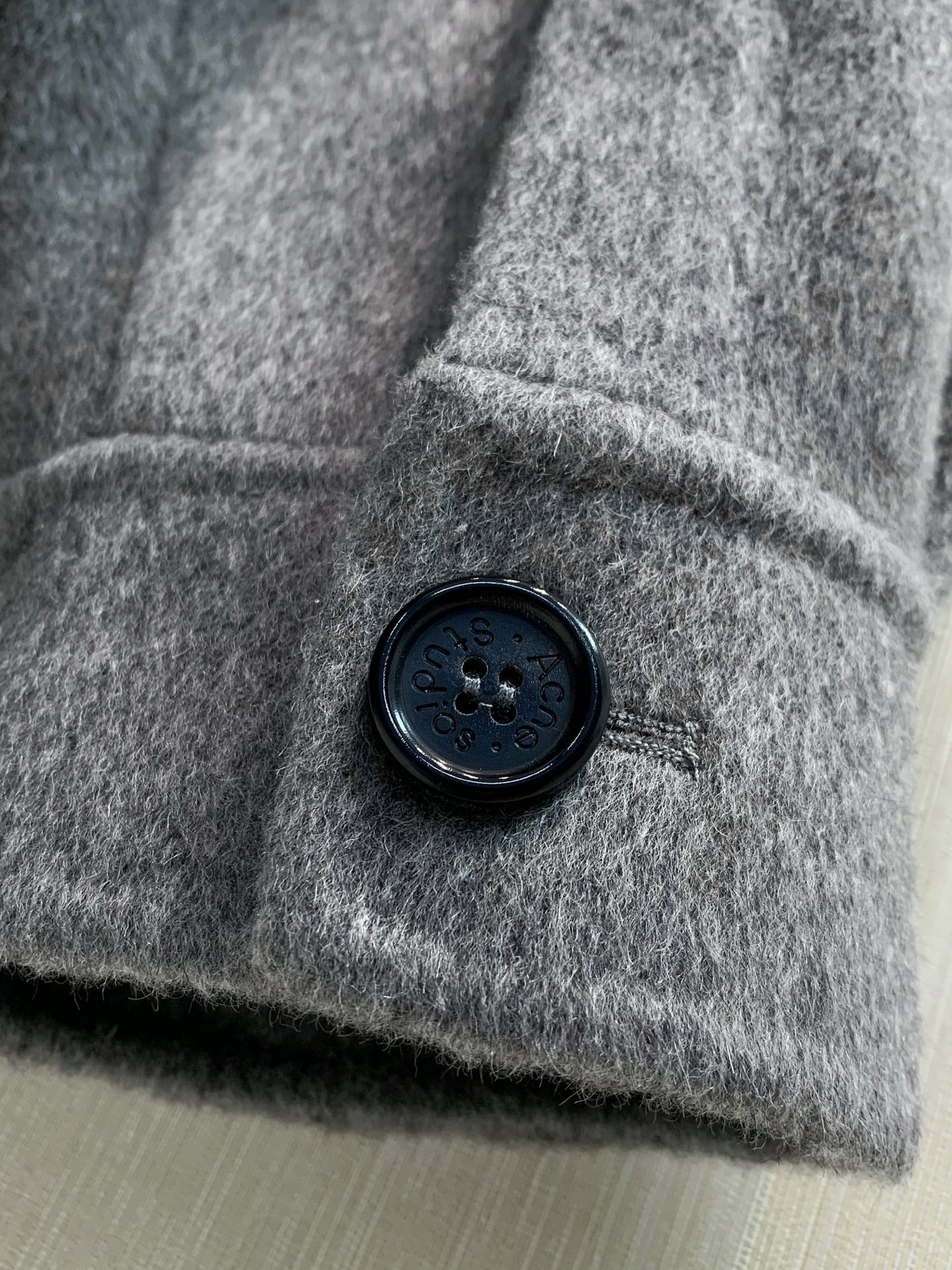 ，Acne Studios 瑞典时尚品牌，2026冬季最新款，时尚休闲羊毛翻领外套，官网专柜同步有售，原单狠货，进口原版