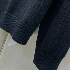 ,Saint Laurent 圣罗兰,2026冬季新品,时尚休闲圆领长袖针织毛衣,专柜同步有售,原单狠货,采用进口原版面 ,Saint Laurent 圣罗兰,2026冬季新品,时尚休闲圆领长袖针织毛衣,专柜同步有售,原单狠货,采用进口原版面