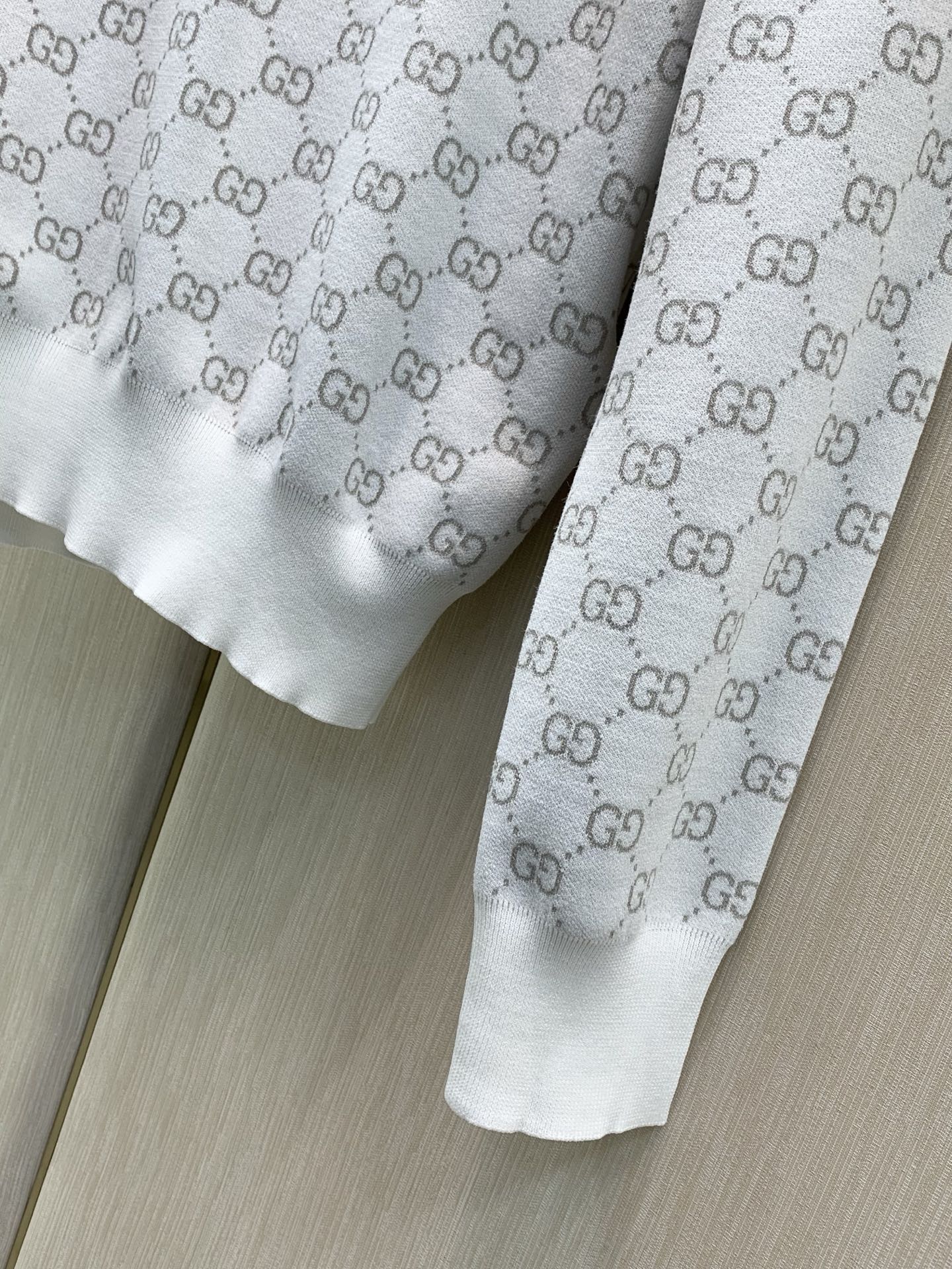 ,Gucci 古驰,2026秋季最新款,专柜同步有售,原单狠货,时尚休闲针织翻领长袖上衣,上身很有特点!吸睛而有亮点,进 ,Gucci 古驰,2026秋季最新款,专柜同步有售,原单狠货,时尚休闲针织翻领长袖上衣,上身很有特点!吸睛而有亮点,进