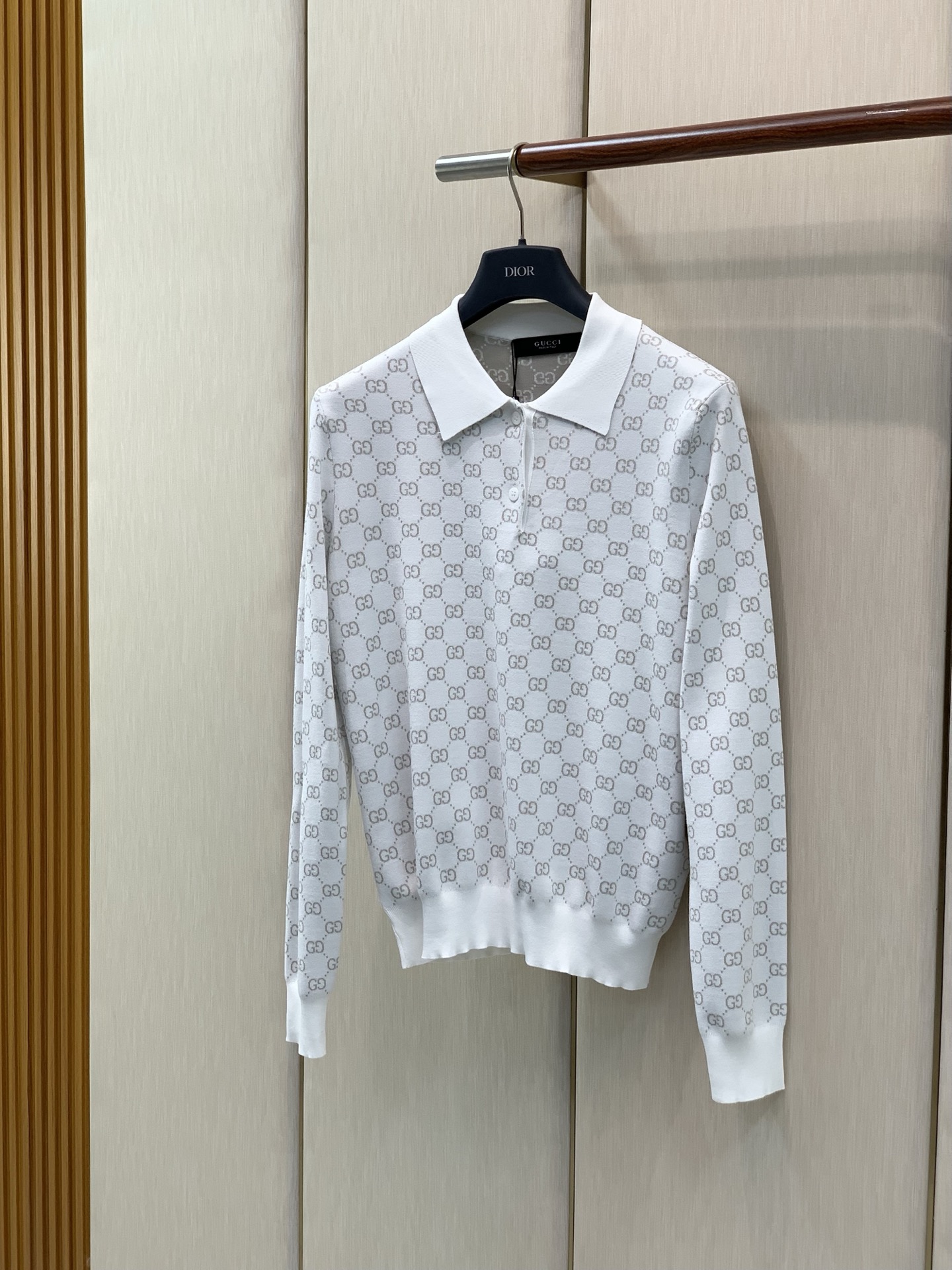 ，Gucci 古驰，2026秋季最新款，专柜同步有售，原单狠货，时尚休闲针织翻领长袖上衣，上身很有特点！吸睛而有亮点，进