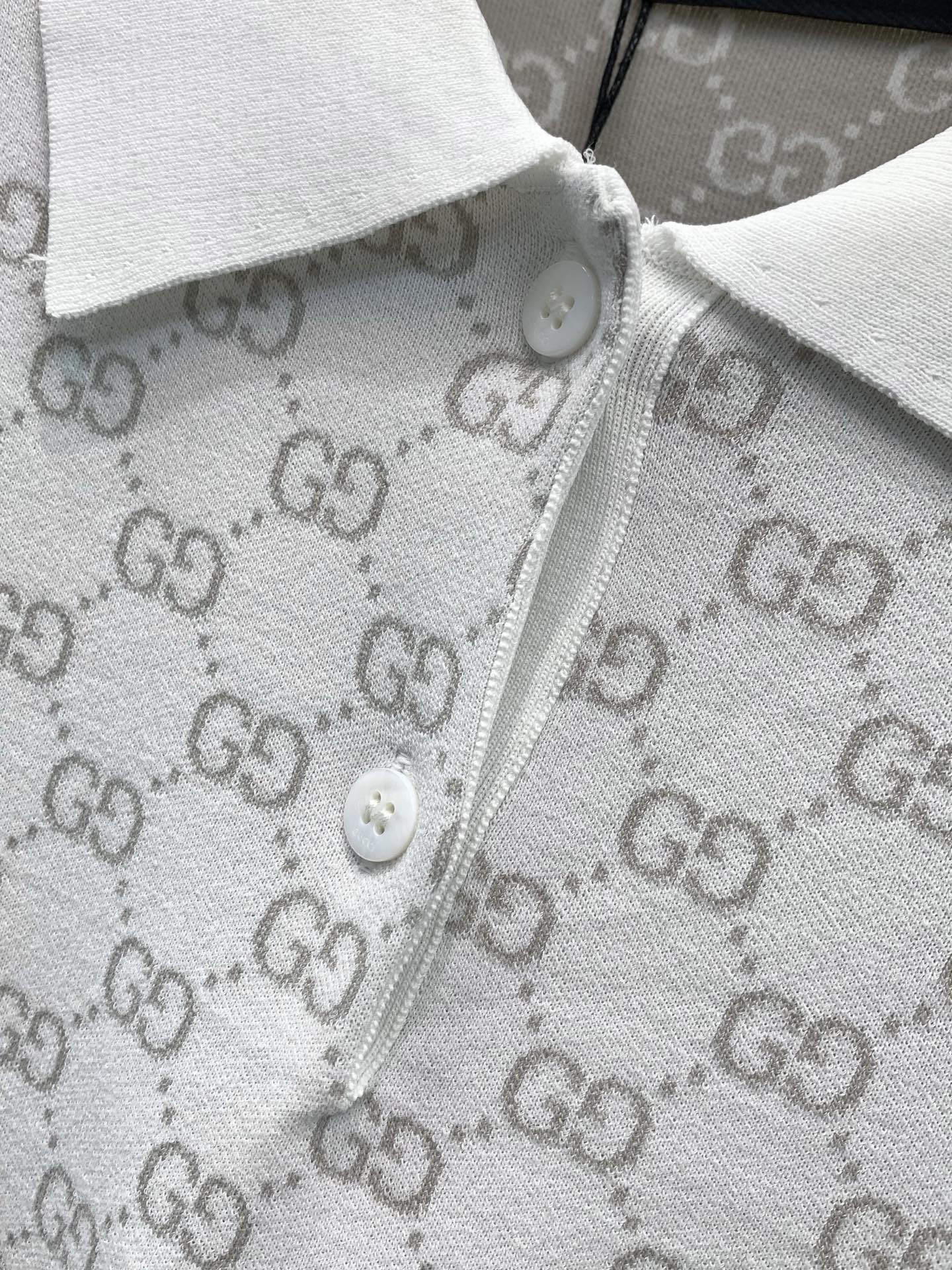 ,Gucci 古驰,2026秋季最新款,专柜同步有售,原单狠货,时尚休闲针织翻领长袖上衣,上身很有特点!吸睛而有亮点,进 ,Gucci 古驰,2026秋季最新款,专柜同步有售,原单狠货,时尚休闲针织翻领长袖上衣,上身很有特点!吸睛而有亮点,进