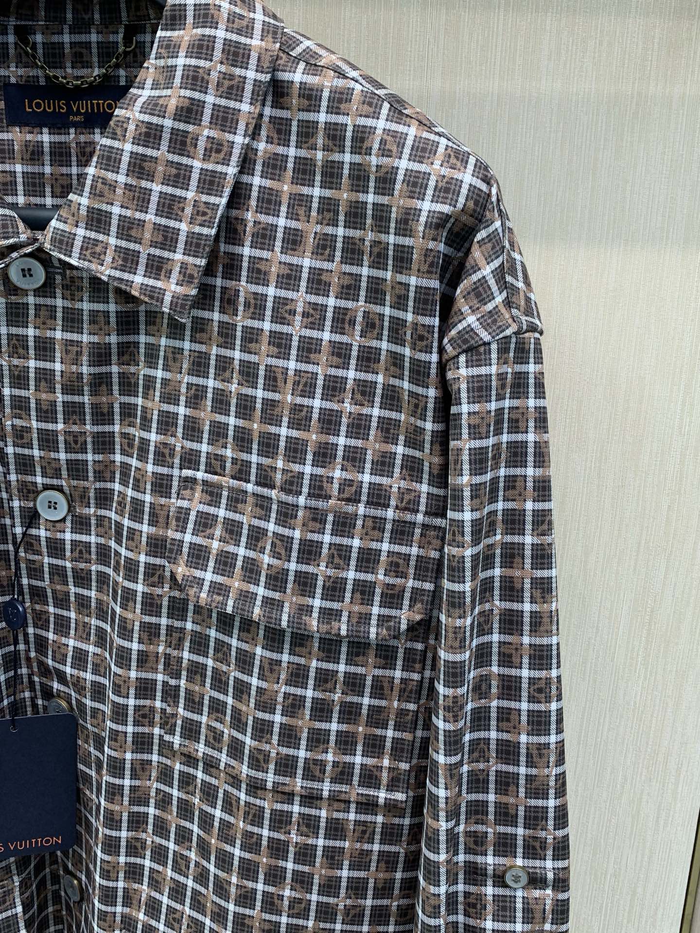 ，LouisVuitton 路易威登，2026秋季最新款，专柜同步有售，原单狠货，时尚休闲翻领外套，上身很有特点！吸睛而