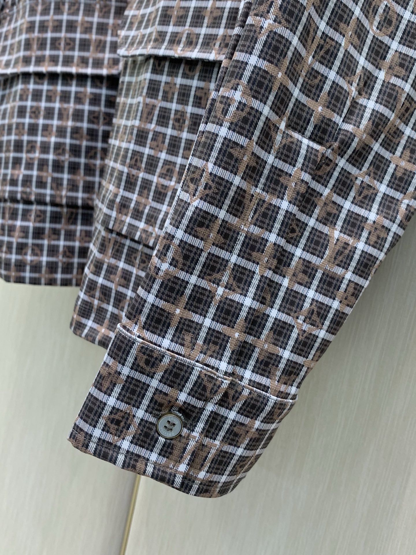 ，LouisVuitton 路易威登，2026秋季最新款，专柜同步有售，原单狠货，时尚休闲翻领外套，上身很有特点！吸睛而