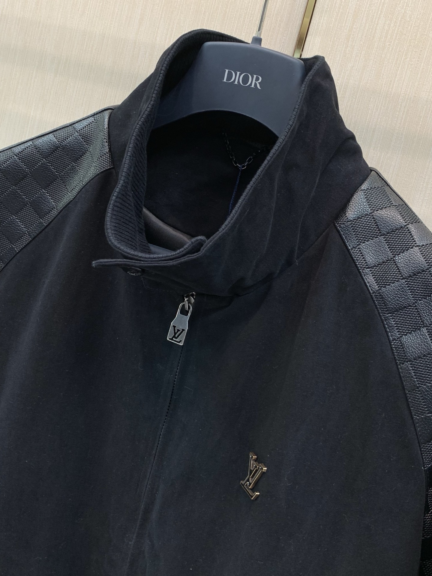 ,LouisVuitton 路易威登,2026秋冬最新款,专柜同步有售,原单狠货,时尚休闲立领拼接夹克外套,上身很有特点 ,LouisVuitton 路易威登,2026秋冬最新款,专柜同步有售,原单狠货,时尚休闲立领拼接夹克外套,上身很有特点