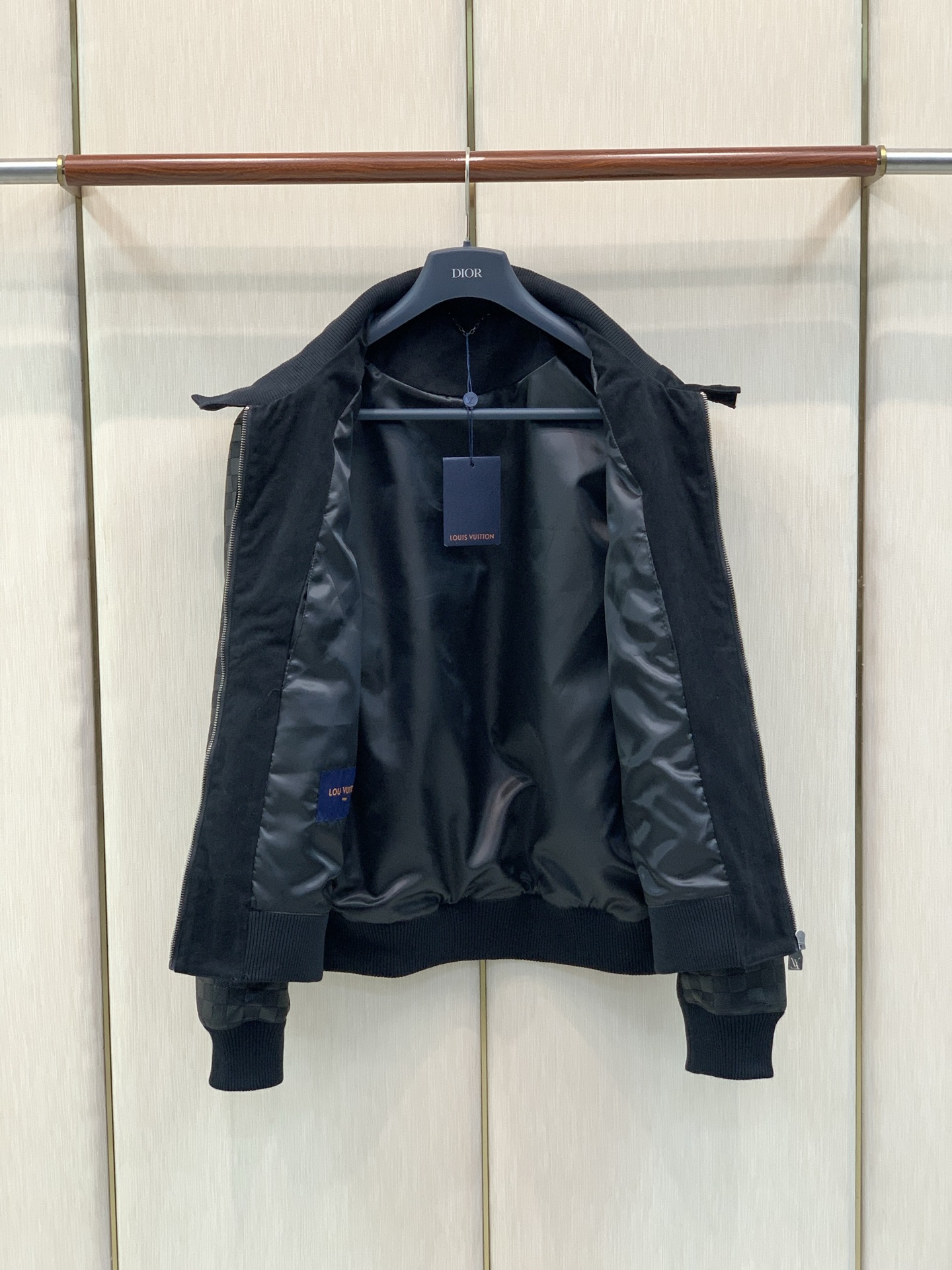 ,LouisVuitton 路易威登,2026秋冬最新款,专柜同步有售,原单狠货,时尚休闲立领拼接夹克外套,上身很有特点 ,LouisVuitton 路易威登,2026秋冬最新款,专柜同步有售,原单狠货,时尚休闲立领拼接夹克外套,上身很有特点