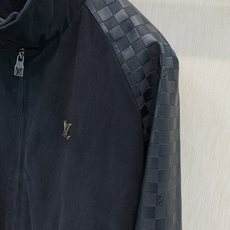 ,LouisVuitton 路易威登,2026秋冬最新款,专柜同步有售,原单狠货,时尚休闲立领拼接夹克外套,上身很有特点 ,LouisVuitton 路易威登,2026秋冬最新款,专柜同步有售,原单狠货,时尚休闲立领拼接夹克外套,上身很有特点