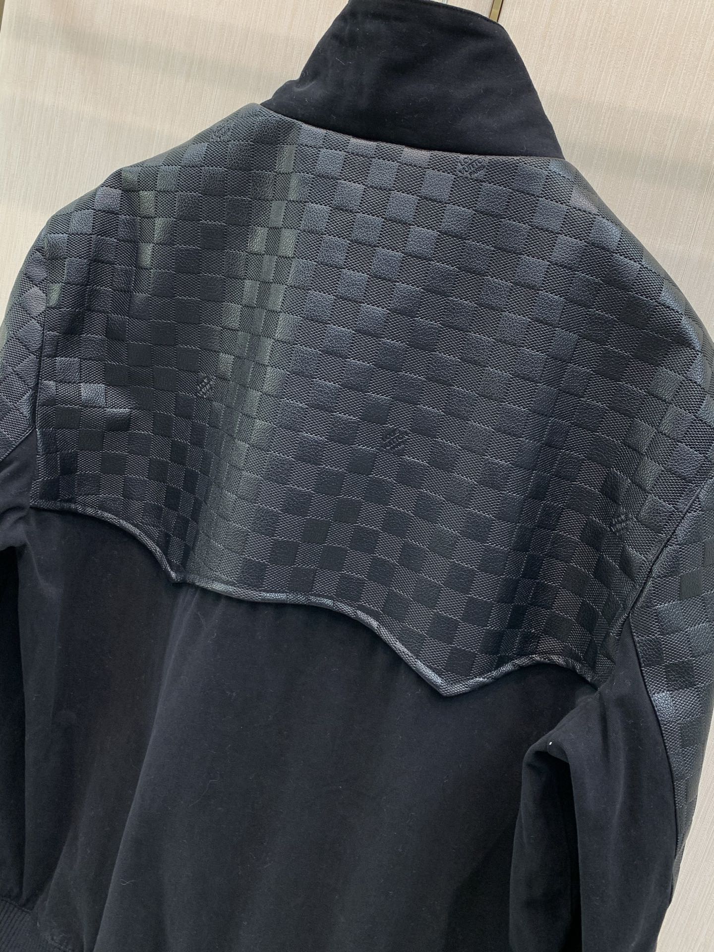 ,LouisVuitton 路易威登,2026秋冬最新款,专柜同步有售,原单狠货,时尚休闲立领拼接夹克外套,上身很有特点 ,LouisVuitton 路易威登,2026秋冬最新款,专柜同步有售,原单狠货,时尚休闲立领拼接夹克外套,上身很有特点