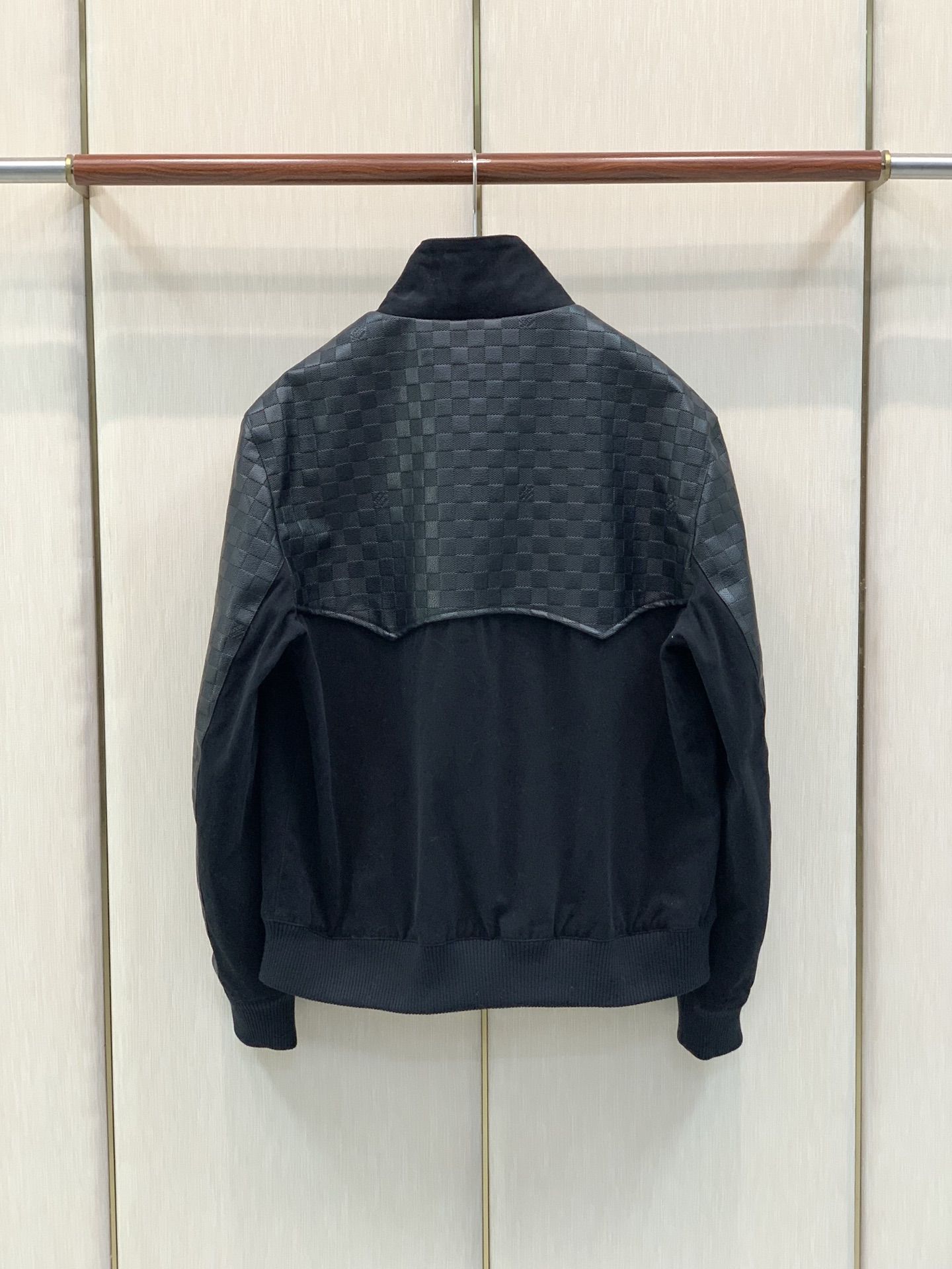 ,LouisVuitton 路易威登,2026秋冬最新款,专柜同步有售,原单狠货,时尚休闲立领拼接夹克外套,上身很有特点 ,LouisVuitton 路易威登,2026秋冬最新款,专柜同步有售,原单狠货,时尚休闲立领拼接夹克外套,上身很有特点