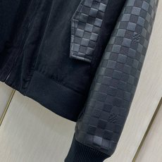 ,LouisVuitton 路易威登,2026秋冬最新款,专柜同步有售,原单狠货,时尚休闲立领拼接夹克外套,上身很有特点 ,LouisVuitton 路易威登,2026秋冬最新款,专柜同步有售,原单狠货,时尚休闲立领拼接夹克外套,上身很有特点