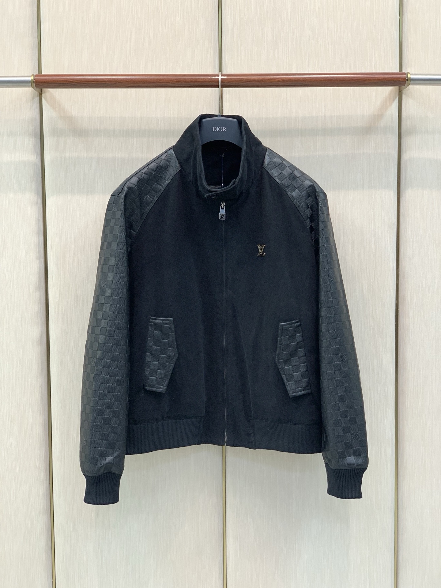 ，LouisVuitton 路易威登，2026秋冬最新款，专柜同步有售，原单狠货，时尚休闲立领拼接夹克外套，上身很有特点