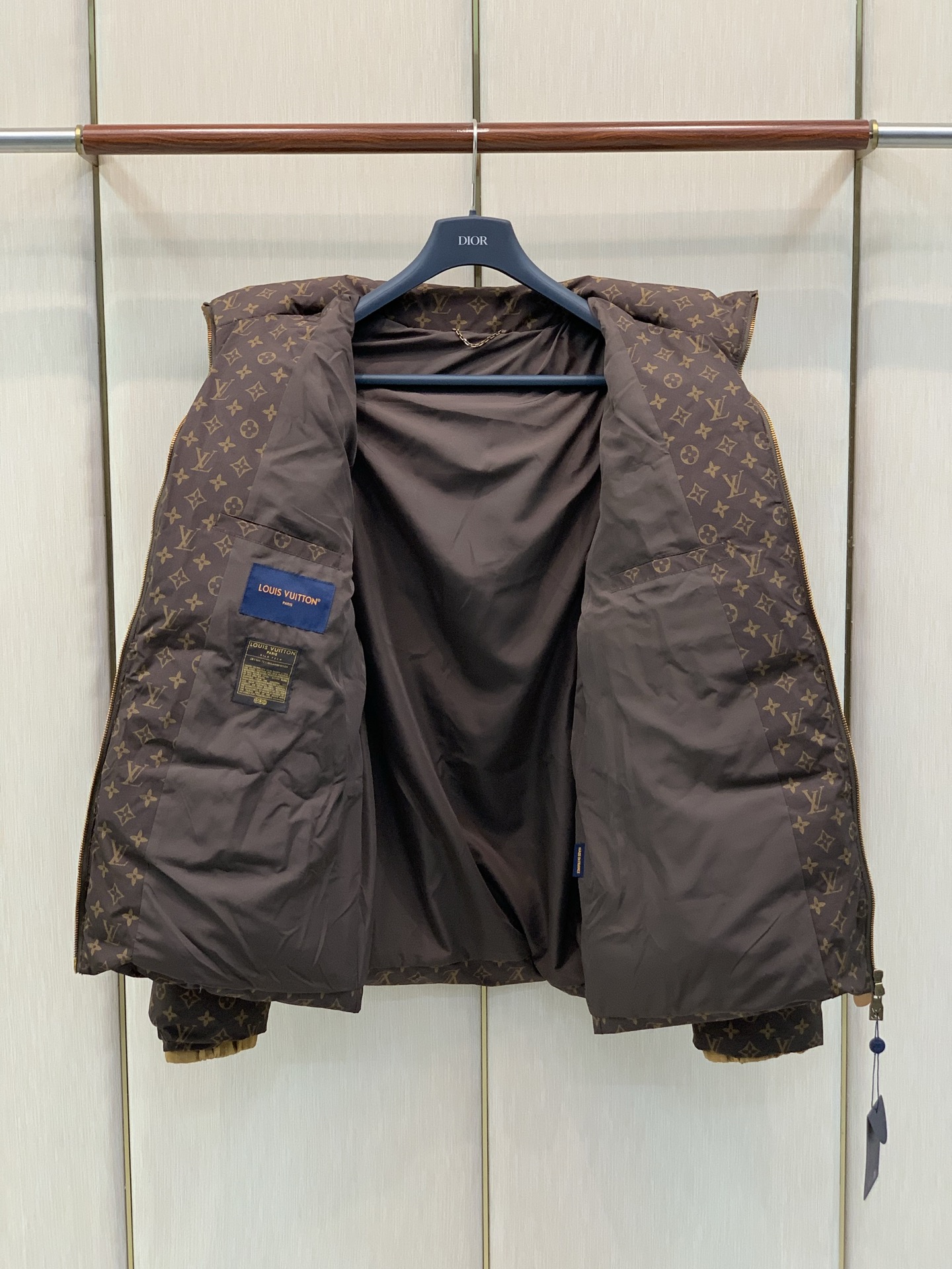 ,LouisVuitton 路易威登,2026冬季最新款,专柜同步有售,原单狠货,时尚休闲连帽棉服外套,上身很有特点!吸 ,LouisVuitton 路易威登,2026冬季最新款,专柜同步有售,原单狠货,时尚休闲连帽棉服外套,上身很有特点!吸