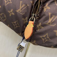 ,LouisVuitton 路易威登,2026冬季最新款,专柜同步有售,原单狠货,时尚休闲连帽棉服外套,上身很有特点!吸 ,LouisVuitton 路易威登,2026冬季最新款,专柜同步有售,原单狠货,时尚休闲连帽棉服外套,上身很有特点!吸