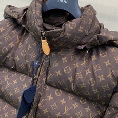 ,LouisVuitton 路易威登,2026冬季最新款,专柜同步有售,原单狠货,时尚休闲连帽棉服外套,上身很有特点!吸 ,LouisVuitton 路易威登,2026冬季最新款,专柜同步有售,原单狠货,时尚休闲连帽棉服外套,上身很有特点!吸