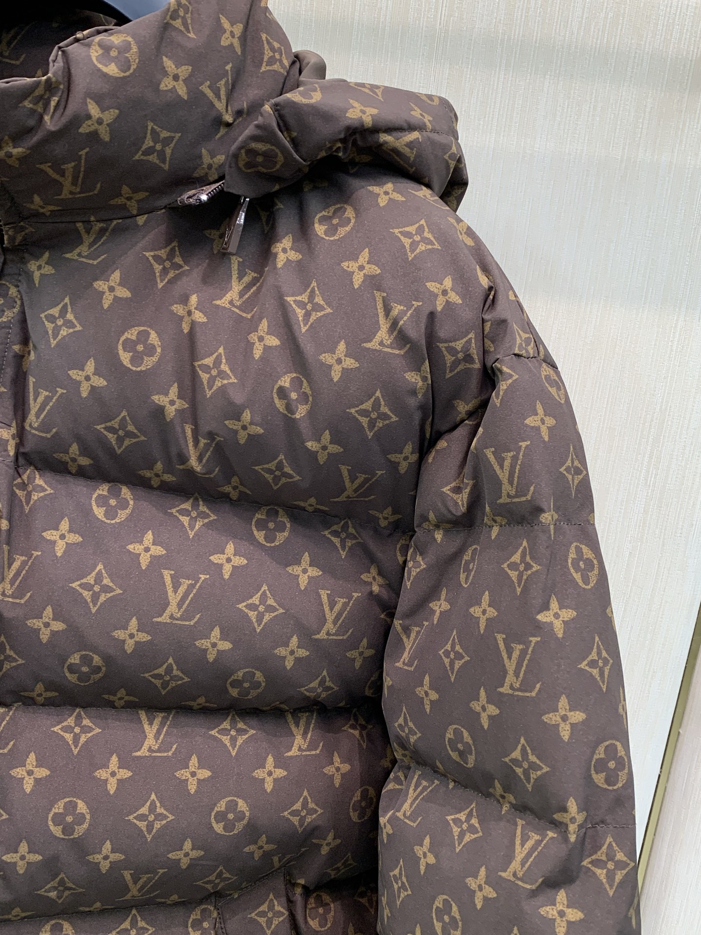 ,LouisVuitton 路易威登,2026冬季最新款,专柜同步有售,原单狠货,时尚休闲连帽棉服外套,上身很有特点!吸 ,LouisVuitton 路易威登,2026冬季最新款,专柜同步有售,原单狠货,时尚休闲连帽棉服外套,上身很有特点!吸