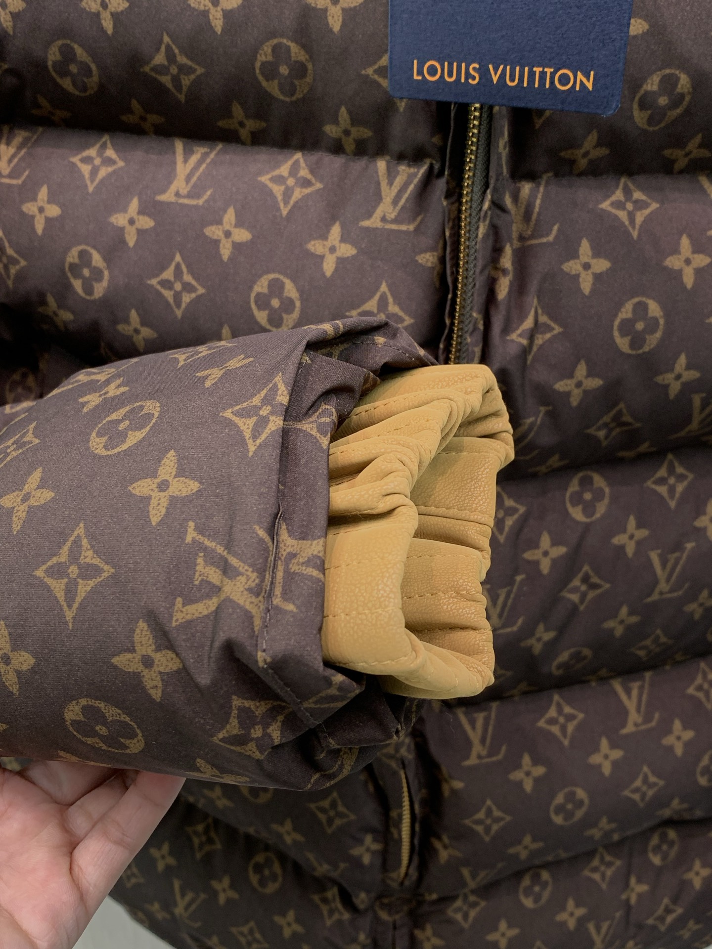 ,LouisVuitton 路易威登,2026冬季最新款,专柜同步有售,原单狠货,时尚休闲连帽棉服外套,上身很有特点!吸 ,LouisVuitton 路易威登,2026冬季最新款,专柜同步有售,原单狠货,时尚休闲连帽棉服外套,上身很有特点!吸