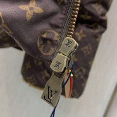 ,LouisVuitton 路易威登,2026冬季最新款,专柜同步有售,原单狠货,时尚休闲连帽棉服外套,上身很有特点!吸 ,LouisVuitton 路易威登,2026冬季最新款,专柜同步有售,原单狠货,时尚休闲连帽棉服外套,上身很有特点!吸