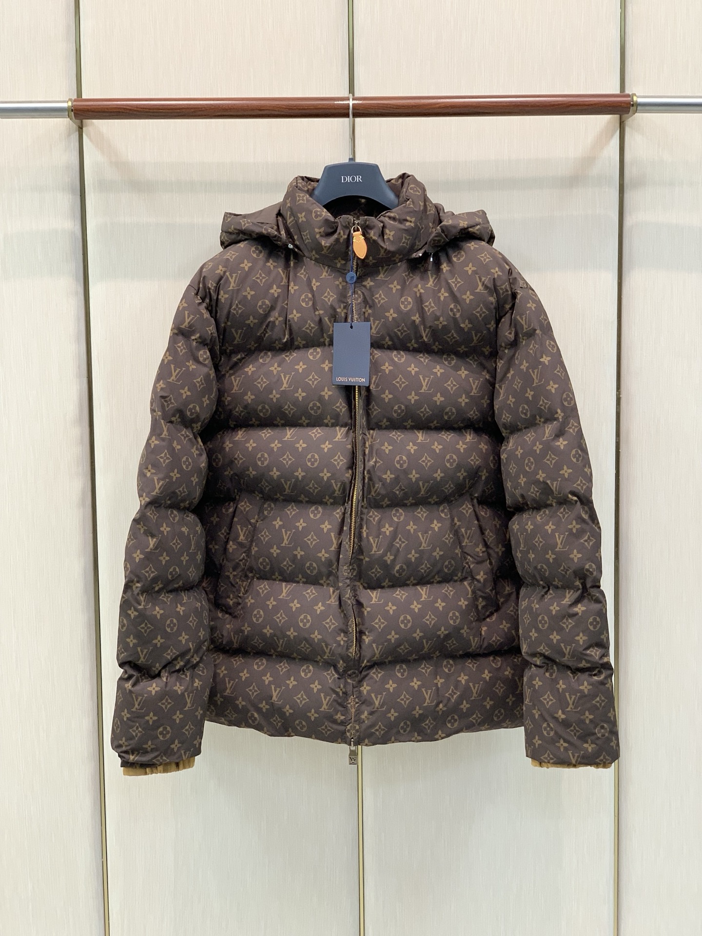 ，LouisVuitton 路易威登，2026冬季最新款，专柜同步有售，原单狠货，时尚休闲连帽棉服外套，上身很有特点！吸