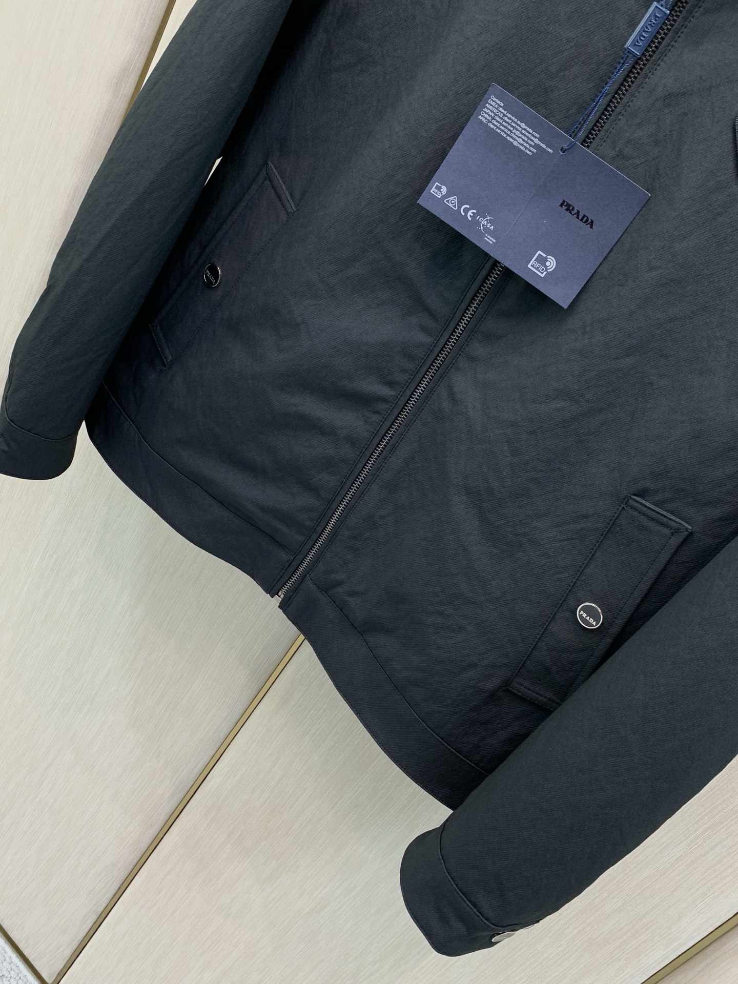 ，PRADA 普拉达，2026秋季最新品，专柜同步有售，时尚休闲翻领夹克外套，进口原版面料，做工极为复杂，唯一可以做代购
