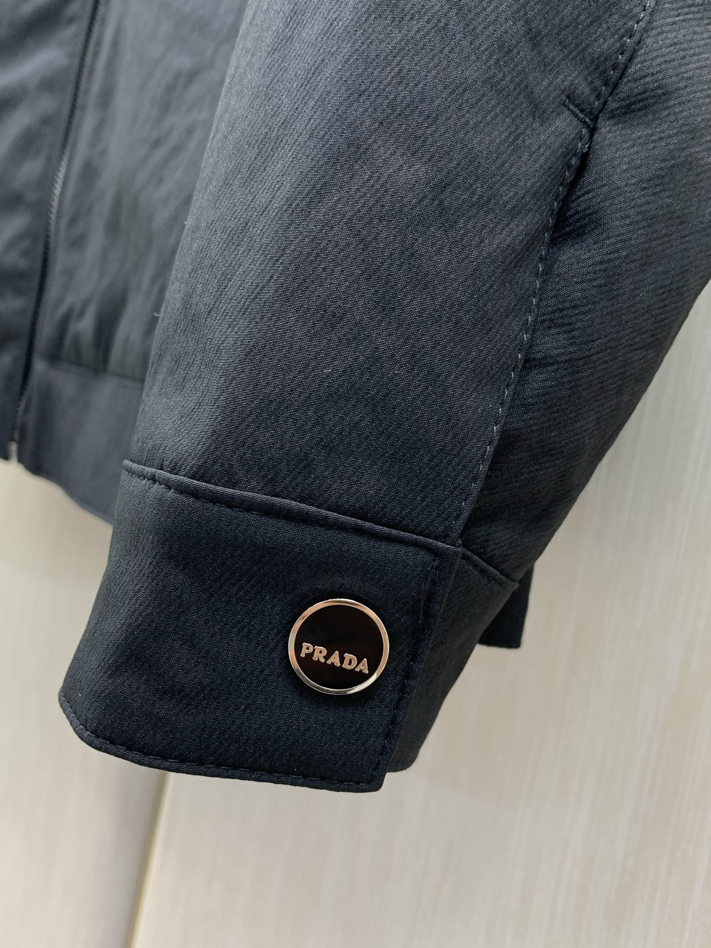 ，PRADA 普拉达，2026秋季最新品，专柜同步有售，时尚休闲翻领夹克外套，进口原版面料，做工极为复杂，唯一可以做代购