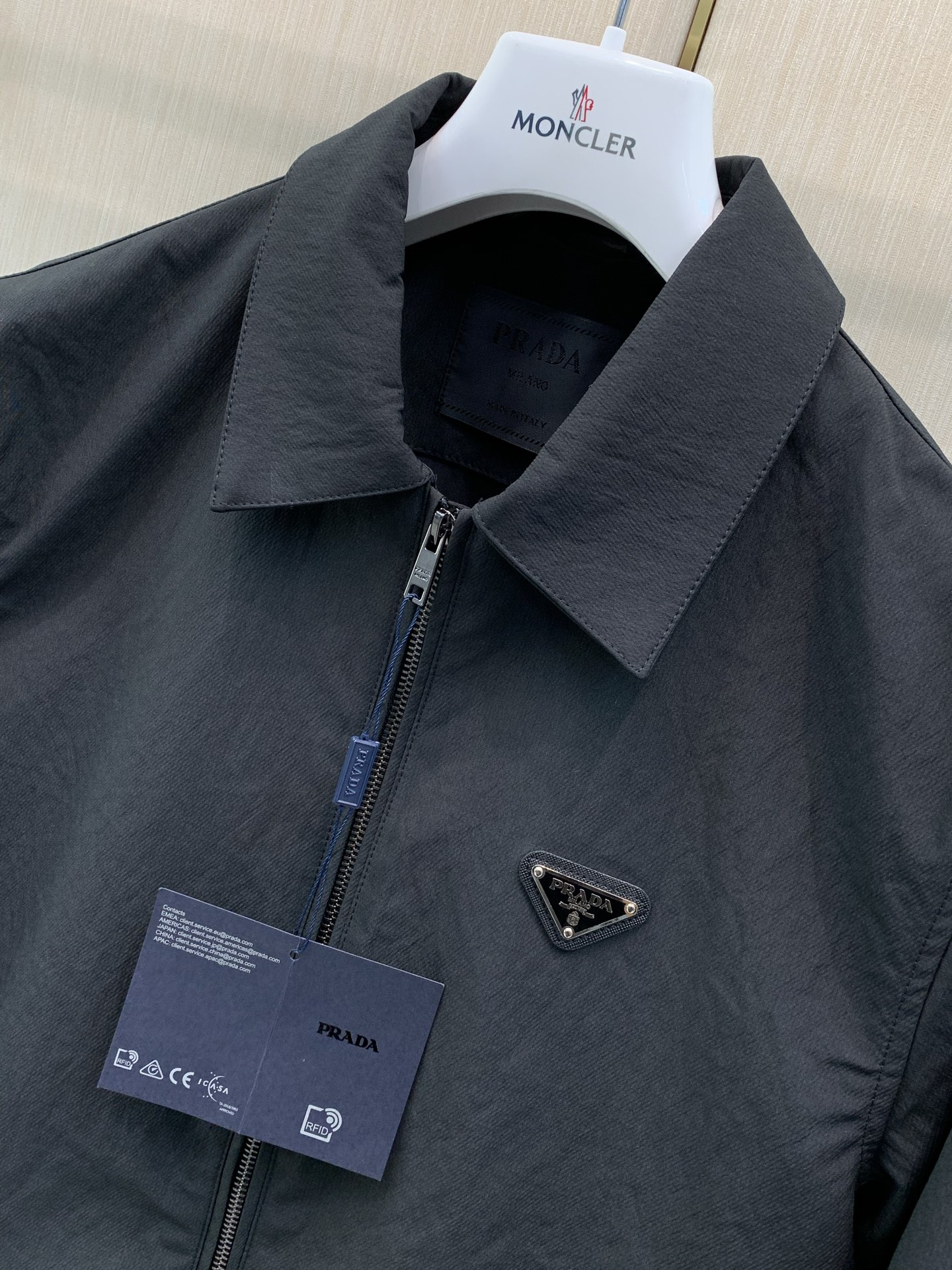 ，PRADA 普拉达，2026秋季最新品，专柜同步有售，时尚休闲翻领夹克外套，进口原版面料，做工极为复杂，唯一可以做代购