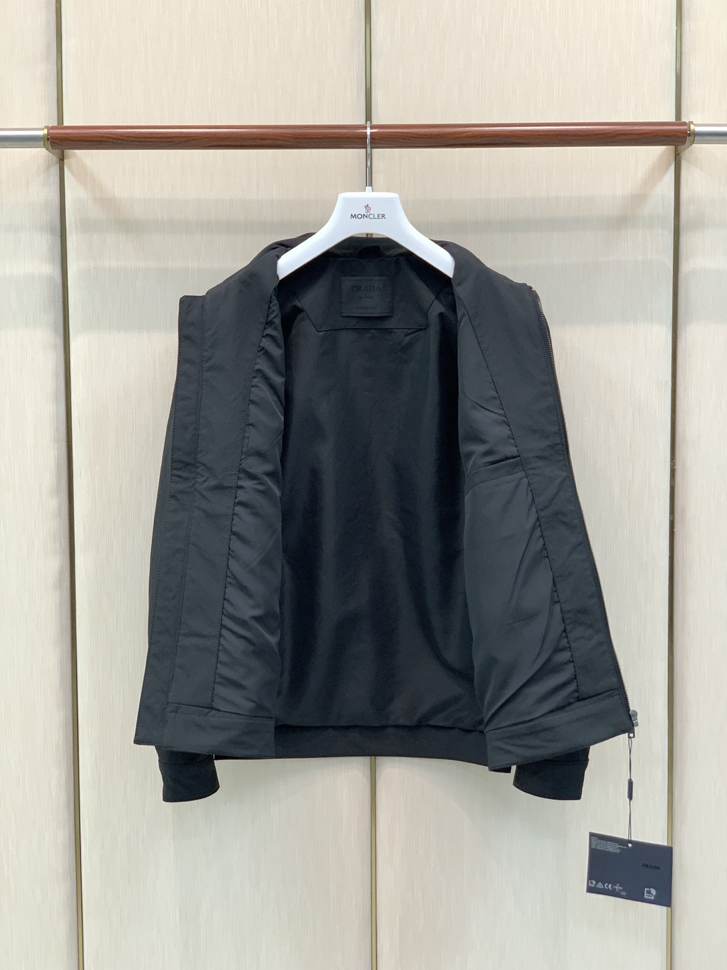 ，PRADA 普拉达，2026秋季最新品，专柜同步有售，时尚休闲翻领夹克外套，进口原版面料，做工极为复杂，唯一可以做代购