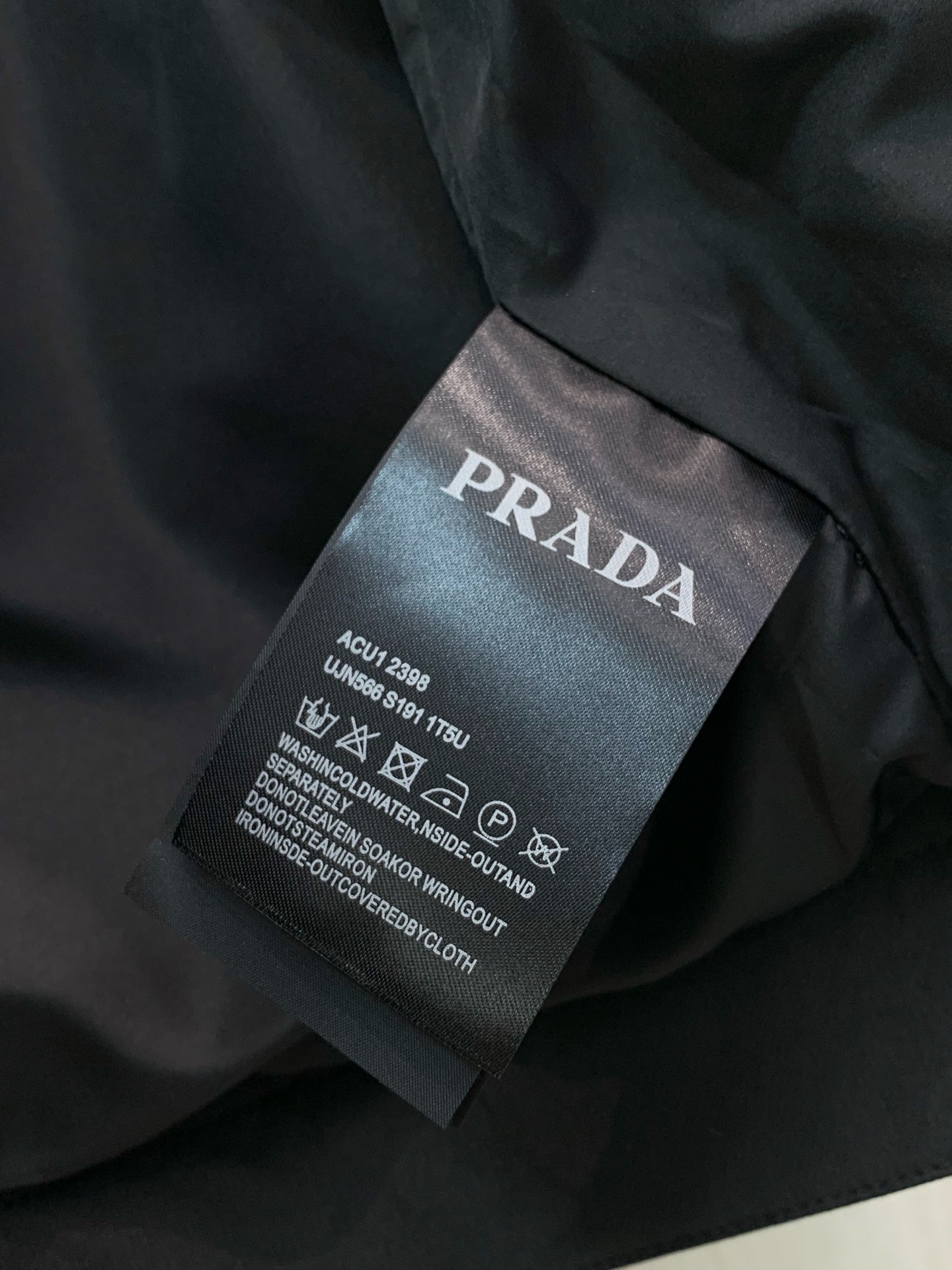 ，PRADA 普拉达，2026秋季最新品，专柜同步有售，时尚休闲翻领夹克外套，进口原版面料，做工极为复杂，唯一可以做代购