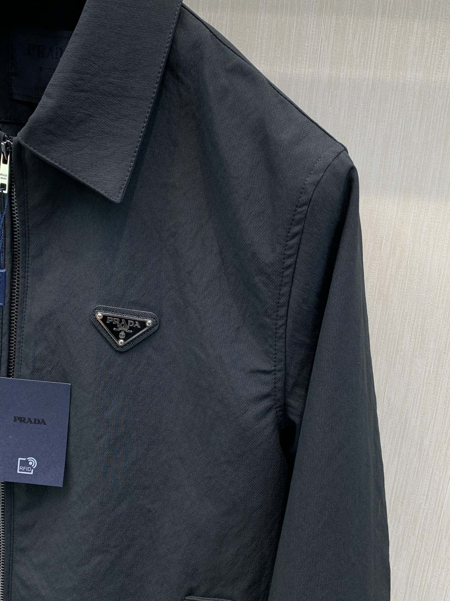 ，PRADA 普拉达，2026秋季最新品，专柜同步有售，时尚休闲翻领夹克外套，进口原版面料，做工极为复杂，唯一可以做代购