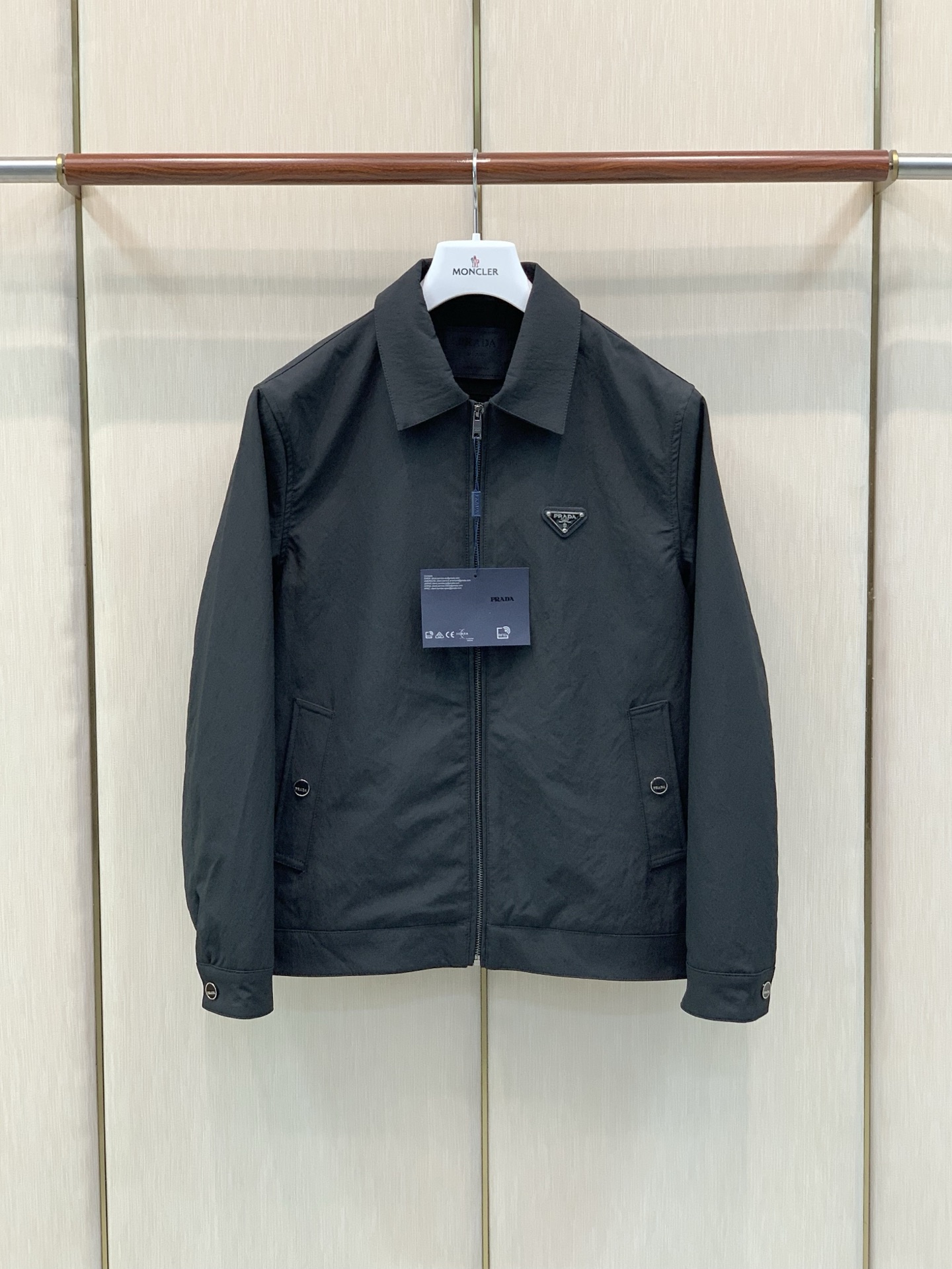，PRADA 普拉达，2026秋季最新品，专柜同步有售，时尚休闲翻领夹克外套，进口原版面料，做工极为复杂，唯一可以做代购