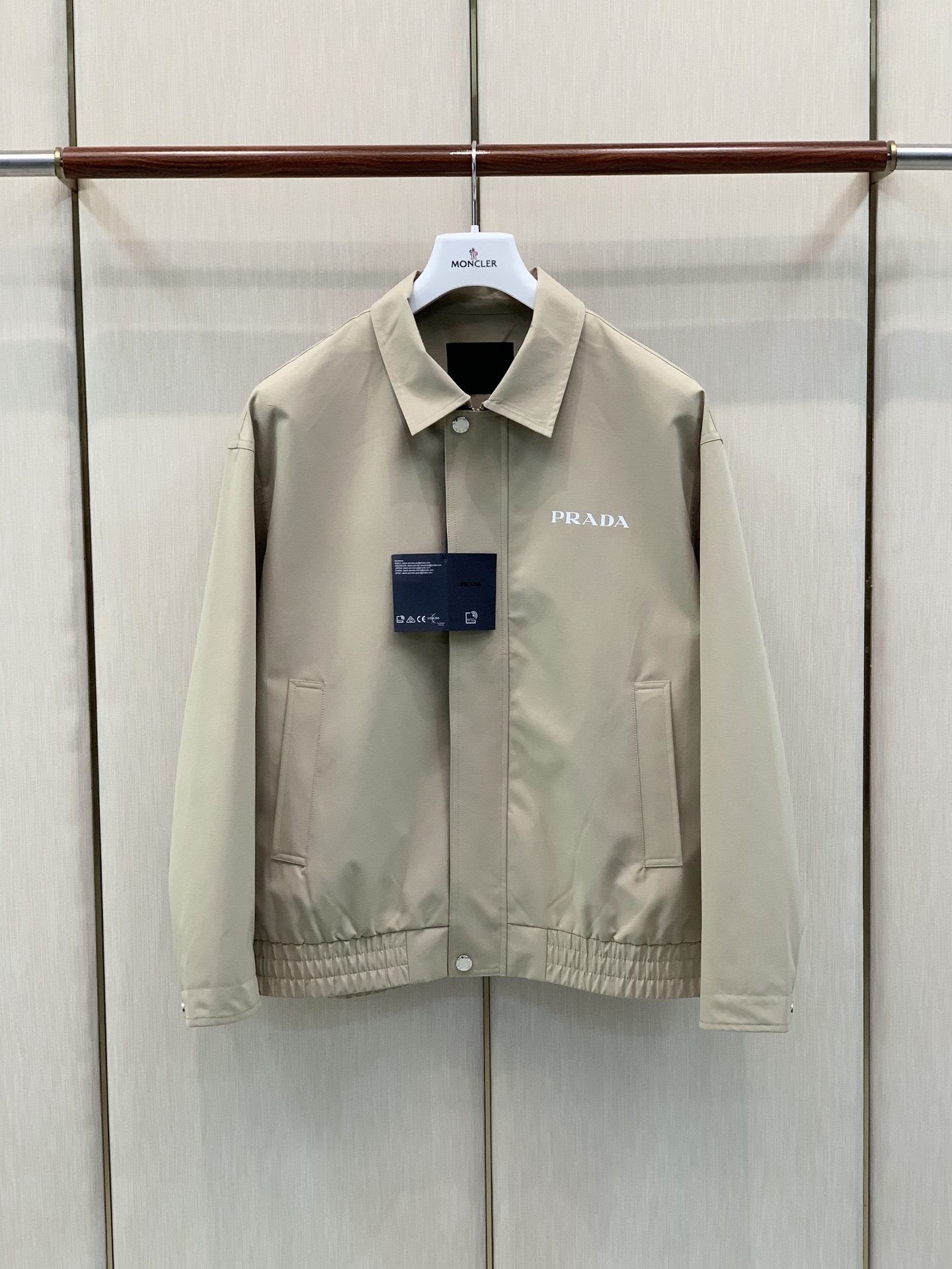 ，PRADA 普拉达，2026秋季最新品，专柜同步有售，时尚休闲翻领夹克外套，进口原版面料，做工极为复杂，唯一可以做代购