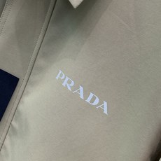 ,PRADA 普拉达,2026秋季最新品,专柜同步有售,时尚休闲翻领夹克外套,进口原版面料,做工极为复杂,唯一可以做代购 ,PRADA 普拉达,2026秋季最新品,专柜同步有售,时尚休闲翻领夹克外套,进口原版面料,做工极为复杂,唯一可以做代购