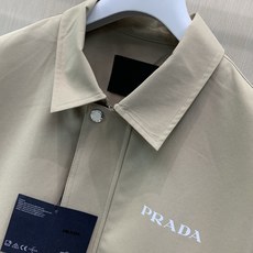 ,PRADA 普拉达,2026秋季最新品,专柜同步有售,时尚休闲翻领夹克外套,进口原版面料,做工极为复杂,唯一可以做代购 ,PRADA 普拉达,2026秋季最新品,专柜同步有售,时尚休闲翻领夹克外套,进口原版面料,做工极为复杂,唯一可以做代购