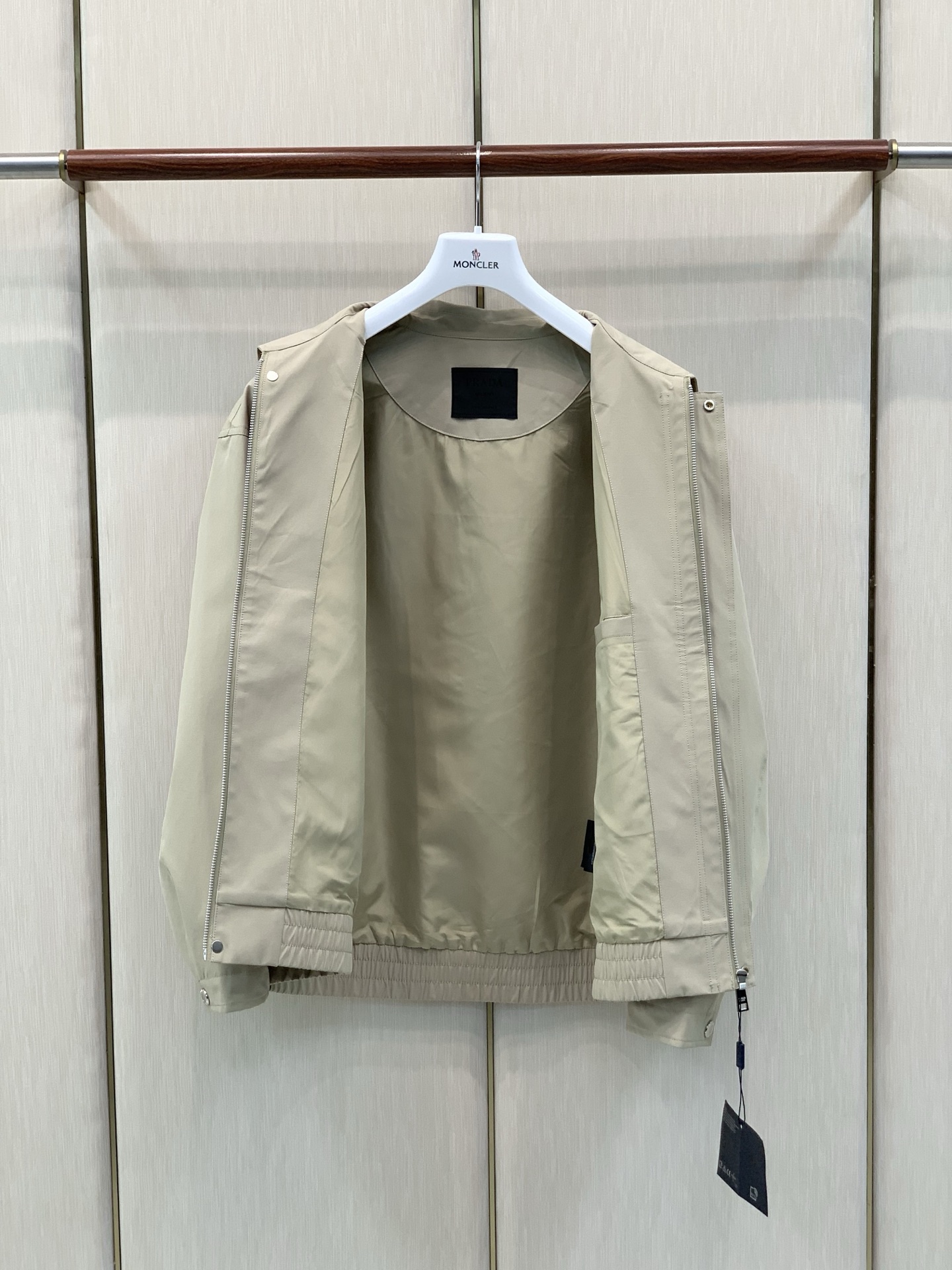 ,PRADA 普拉达,2026秋季最新品,专柜同步有售,时尚休闲翻领夹克外套,进口原版面料,做工极为复杂,唯一可以做代购 ,PRADA 普拉达,2026秋季最新品,专柜同步有售,时尚休闲翻领夹克外套,进口原版面料,做工极为复杂,唯一可以做代购