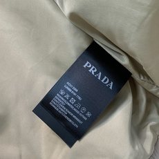 ,PRADA 普拉达,2026秋季最新品,专柜同步有售,时尚休闲翻领夹克外套,进口原版面料,做工极为复杂,唯一可以做代购 ,PRADA 普拉达,2026秋季最新品,专柜同步有售,时尚休闲翻领夹克外套,进口原版面料,做工极为复杂,唯一可以做代购