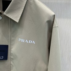 ,PRADA 普拉达,2026秋季最新品,专柜同步有售,时尚休闲翻领夹克外套,进口原版面料,做工极为复杂,唯一可以做代购 ,PRADA 普拉达,2026秋季最新品,专柜同步有售,时尚休闲翻领夹克外套,进口原版面料,做工极为复杂,唯一可以做代购