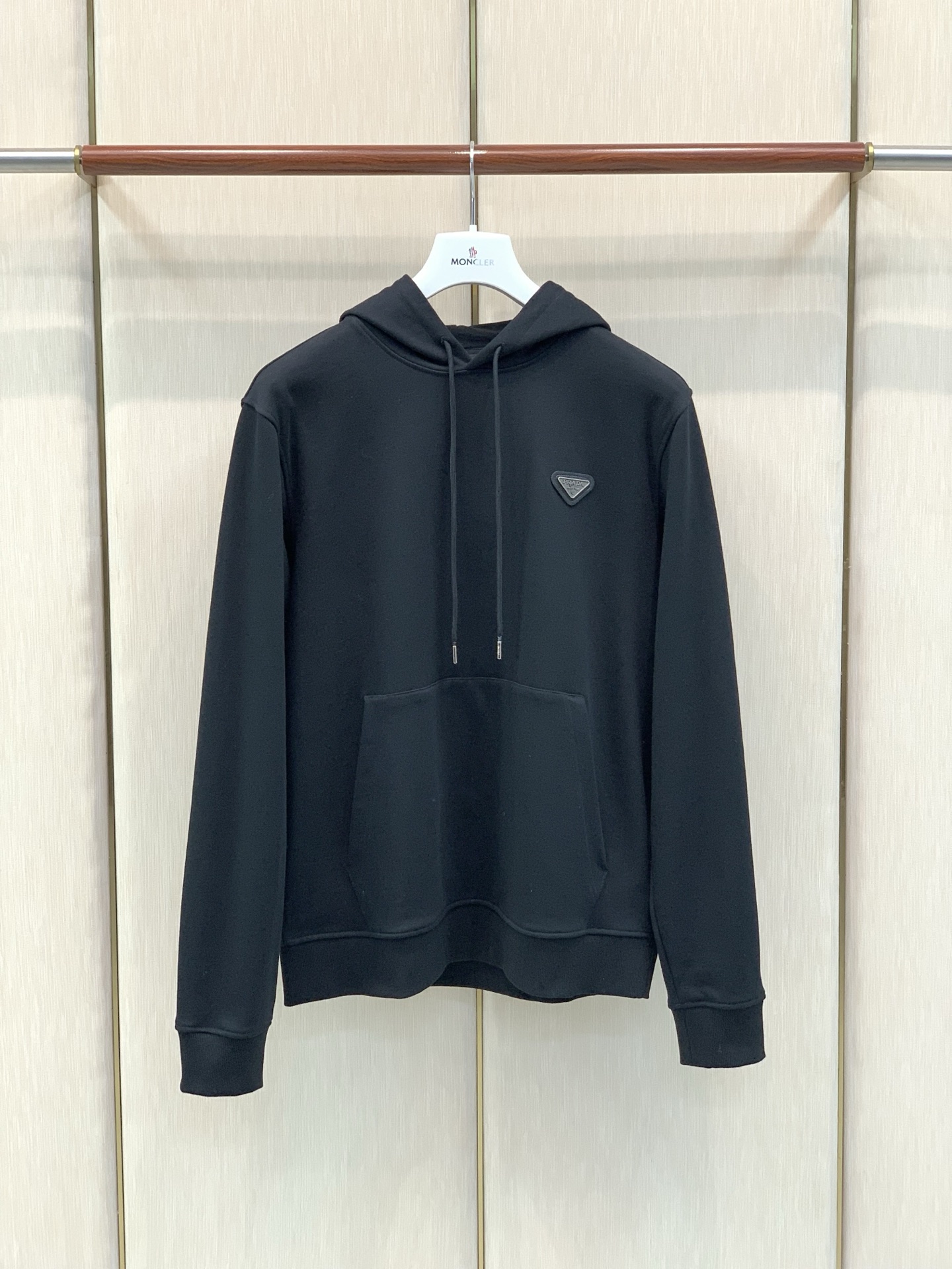 ，PRADA 普拉达，2026秋季最新品，专柜同步有售，时尚休闲连帽卫衣，进口原版面料，做工极为复杂，唯一可以做代购级别
