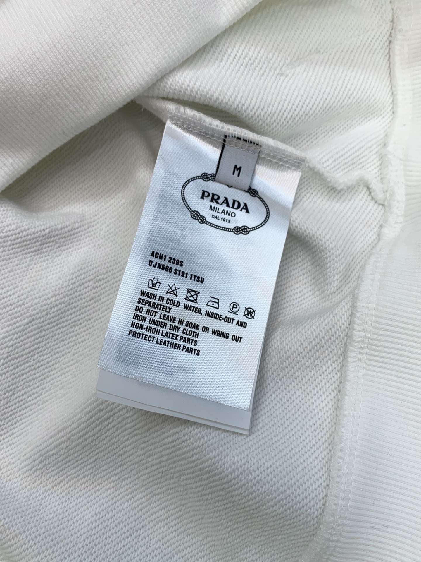 ,PRADA 普拉达,2026秋季最新品,专柜同步有售,时尚休闲连帽卫衣,进口原版面料,做工极为复杂,唯一可以做代购级别 ,PRADA 普拉达,2026秋季最新品,专柜同步有售,时尚休闲连帽卫衣,进口原版面料,做工极为复杂,唯一可以做代购级别