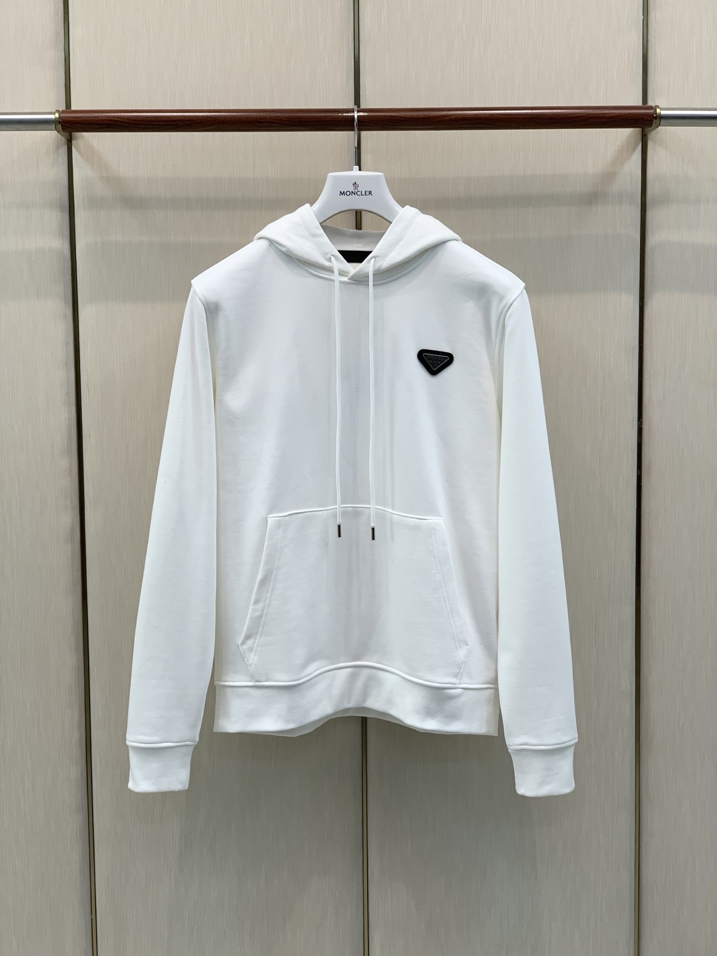 ，PRADA 普拉达，2026秋季最新品，专柜同步有售，时尚休闲连帽卫衣，进口原版面料，做工极为复杂，唯一可以做代购级别