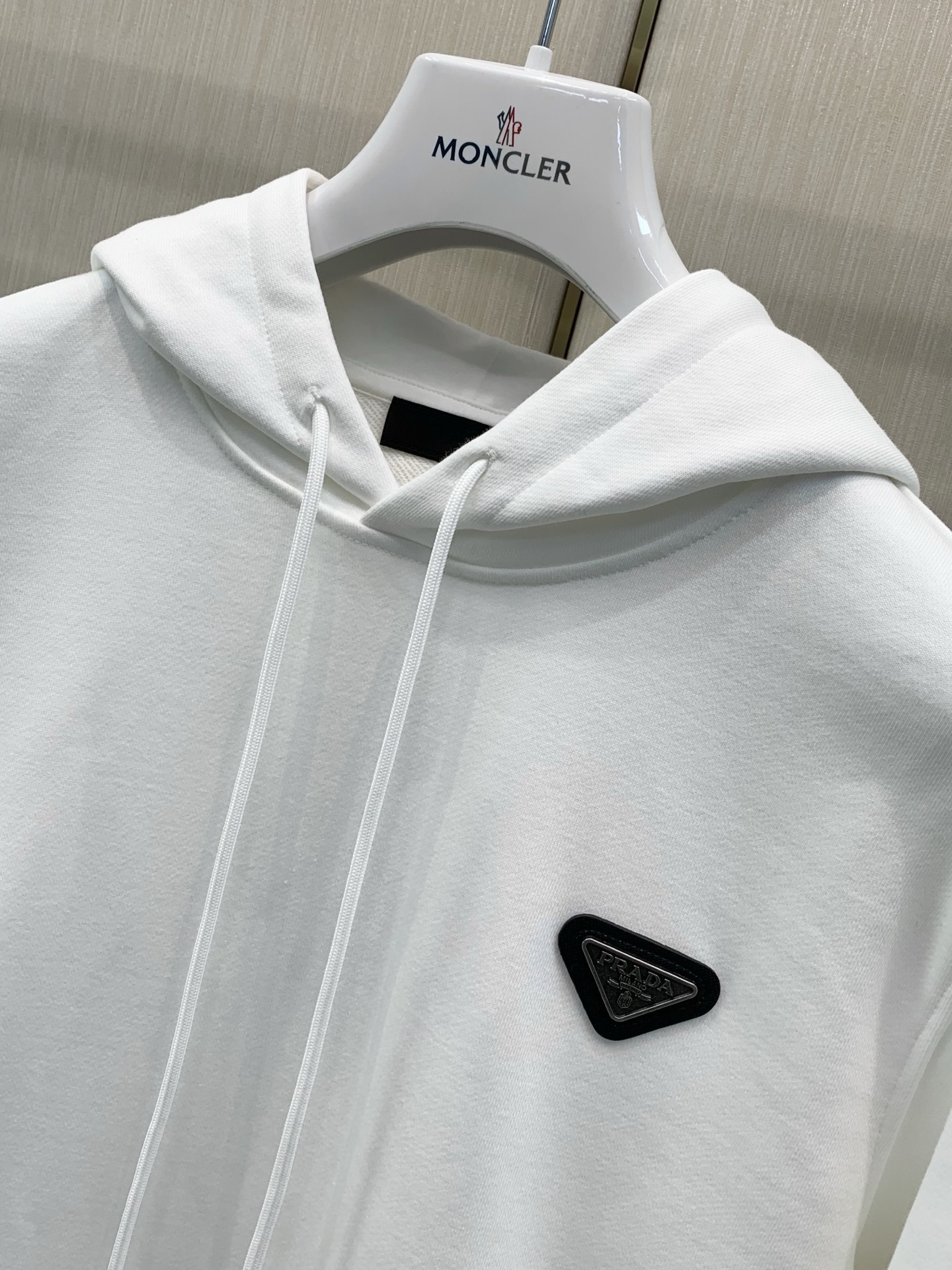 ,PRADA 普拉达,2026秋季最新品,专柜同步有售,时尚休闲连帽卫衣,进口原版面料,做工极为复杂,唯一可以做代购级别 ,PRADA 普拉达,2026秋季最新品,专柜同步有售,时尚休闲连帽卫衣,进口原版面料,做工极为复杂,唯一可以做代购级别