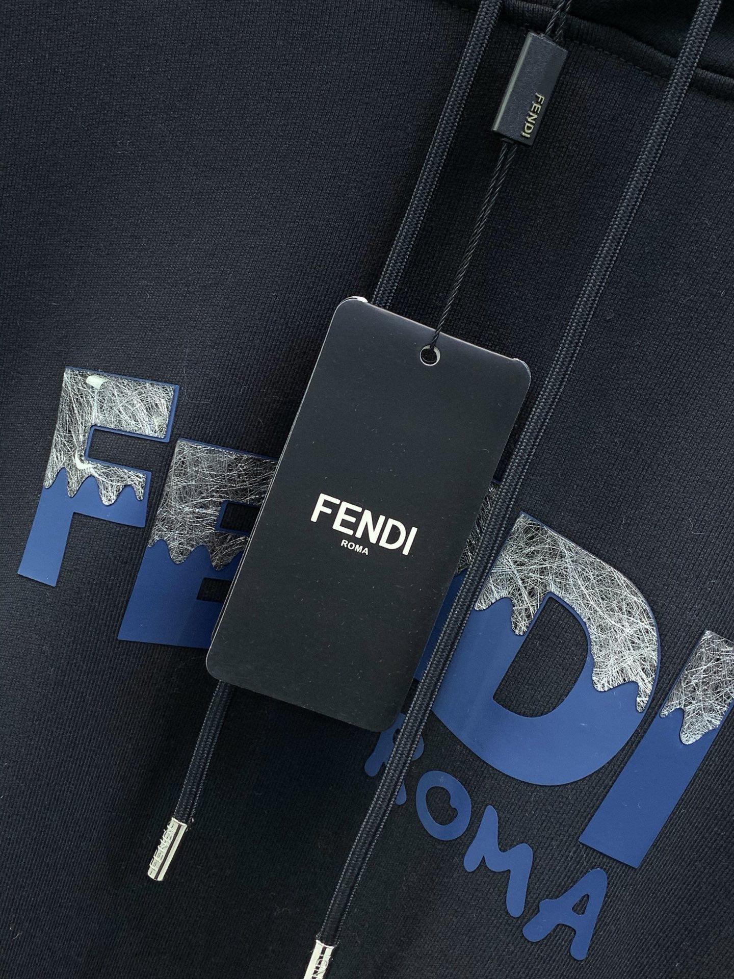 ，FENDI 芬迪，2026早秋最新品，专柜同步有售，原单狠货，时尚休闲连帽卫衣，进口原版面料，顶级印花工艺字母图案lo